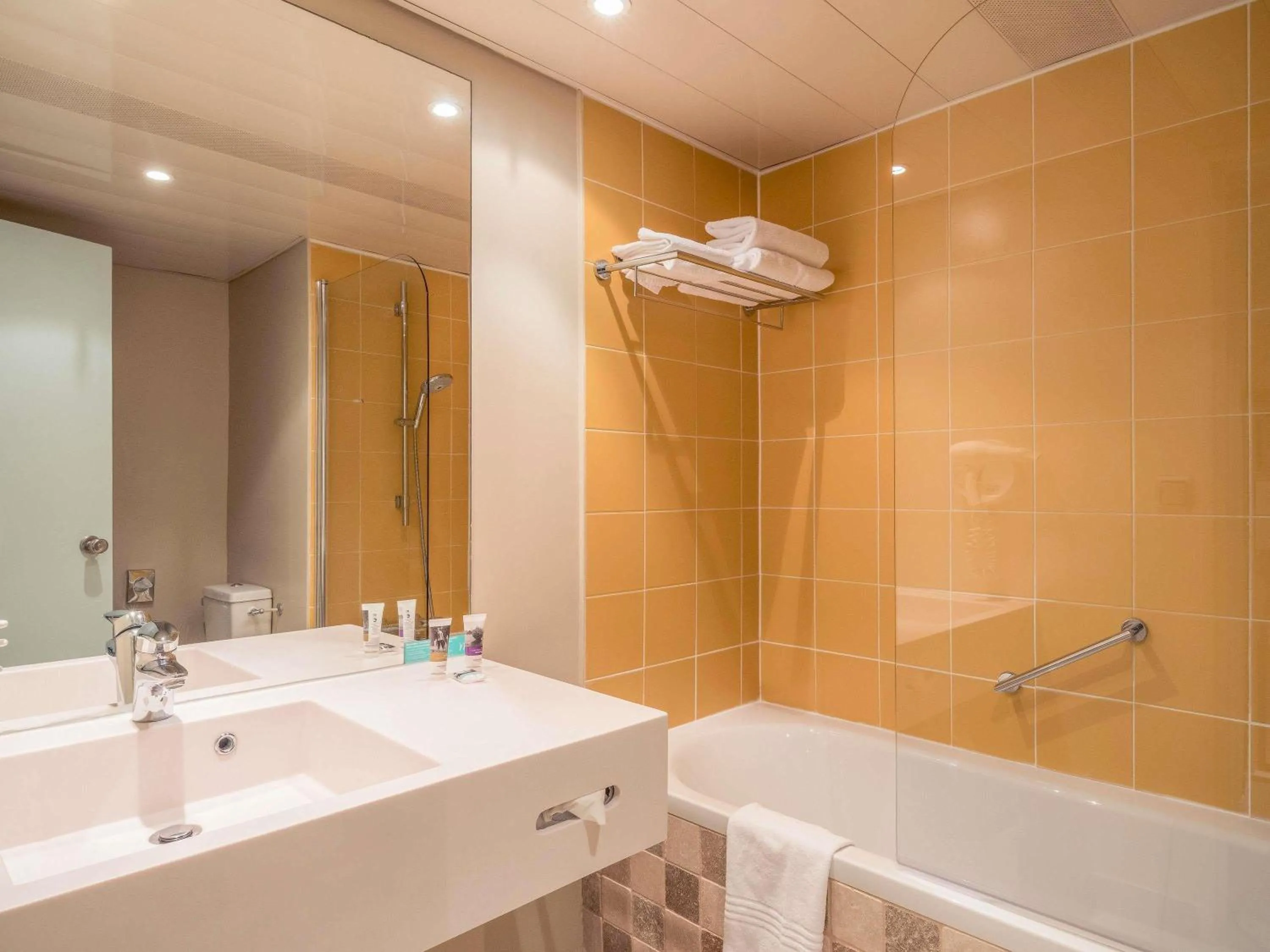 Bedroom in Hotel Mercure Parc du Coudray - Barbizon