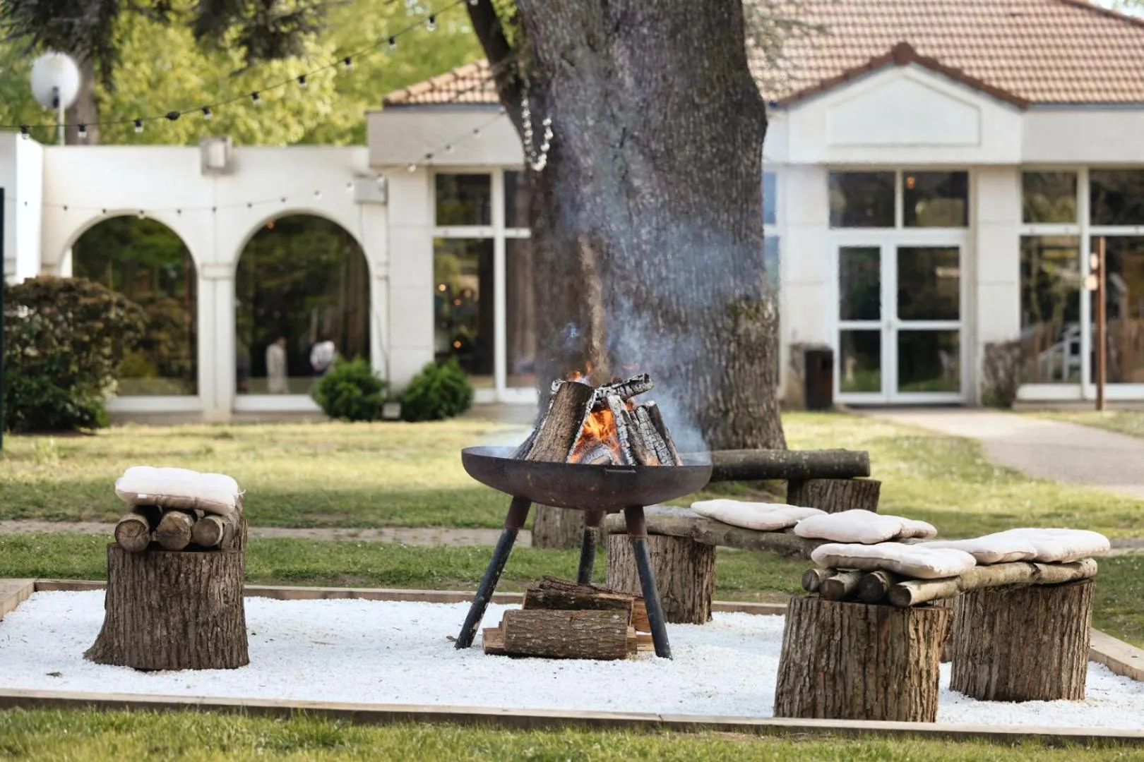 Garden view in Hotel Mercure Parc du Coudray - Barbizon
