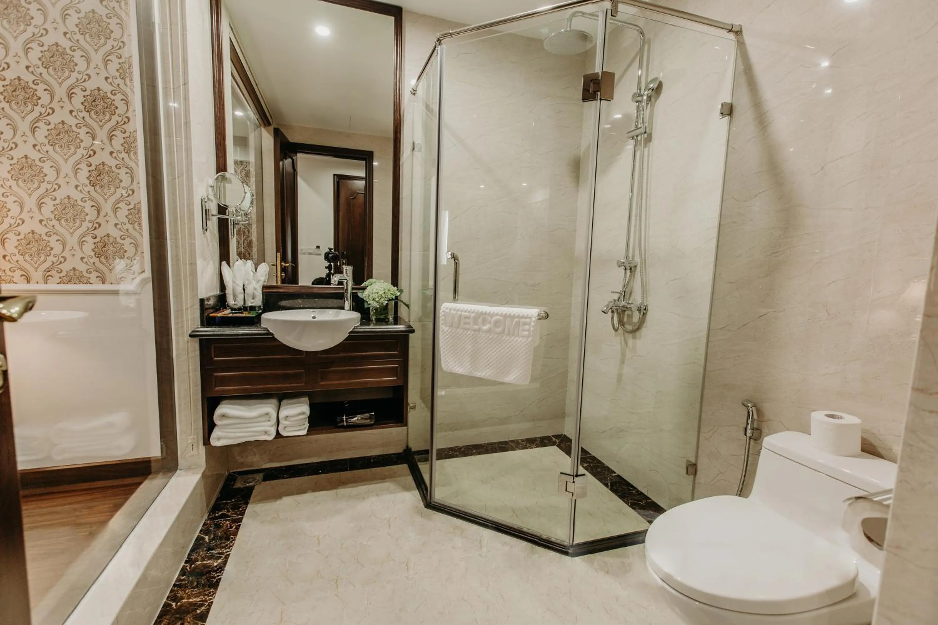 Toilet in Dragon Legend Hotel