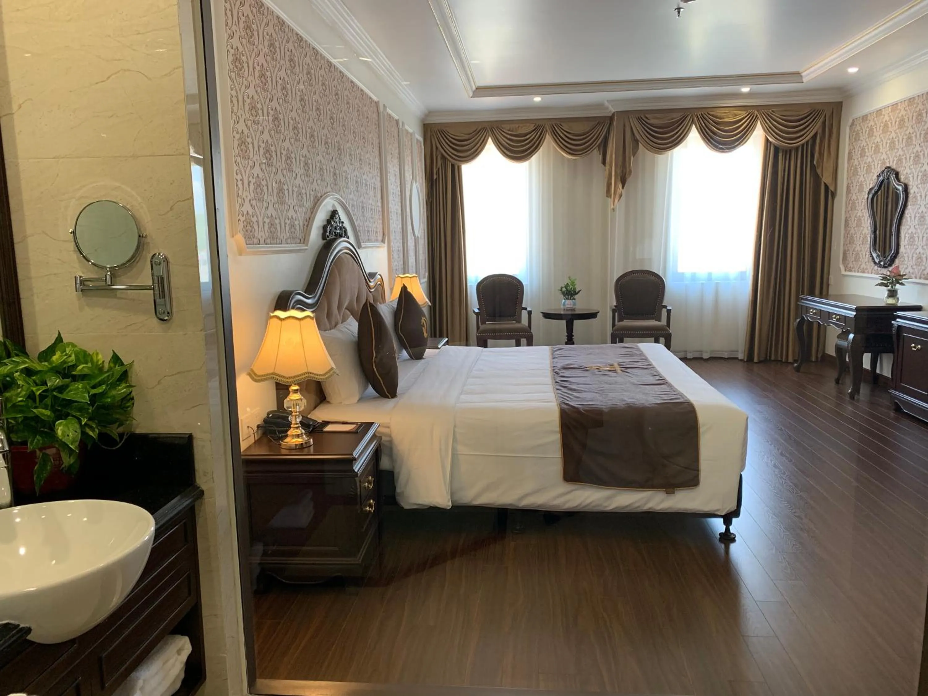 Photo of the whole room, Bed in Dragon Legend Hotel