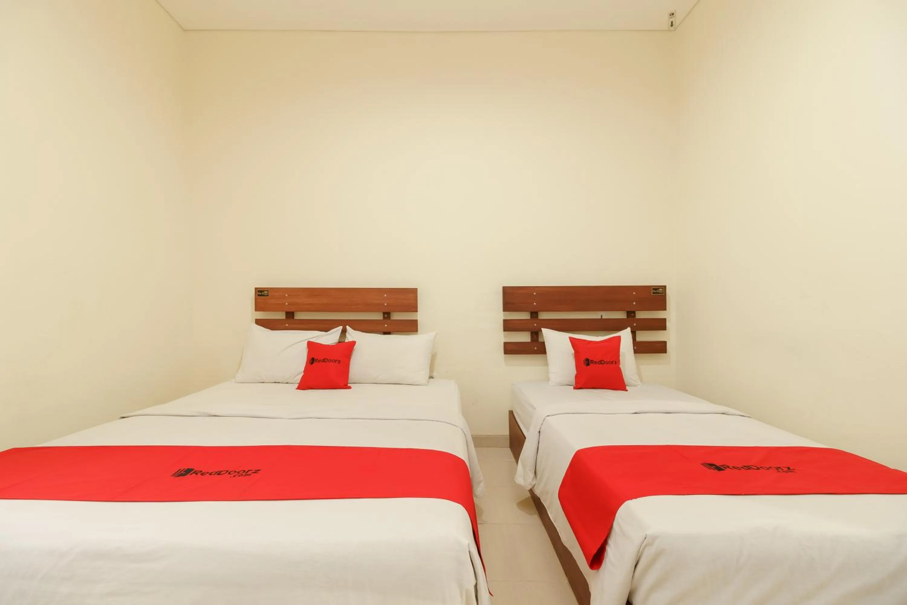 Bedroom, Bed in RedDoorz Syariah near Jembatan Siti Nurbaya Padang