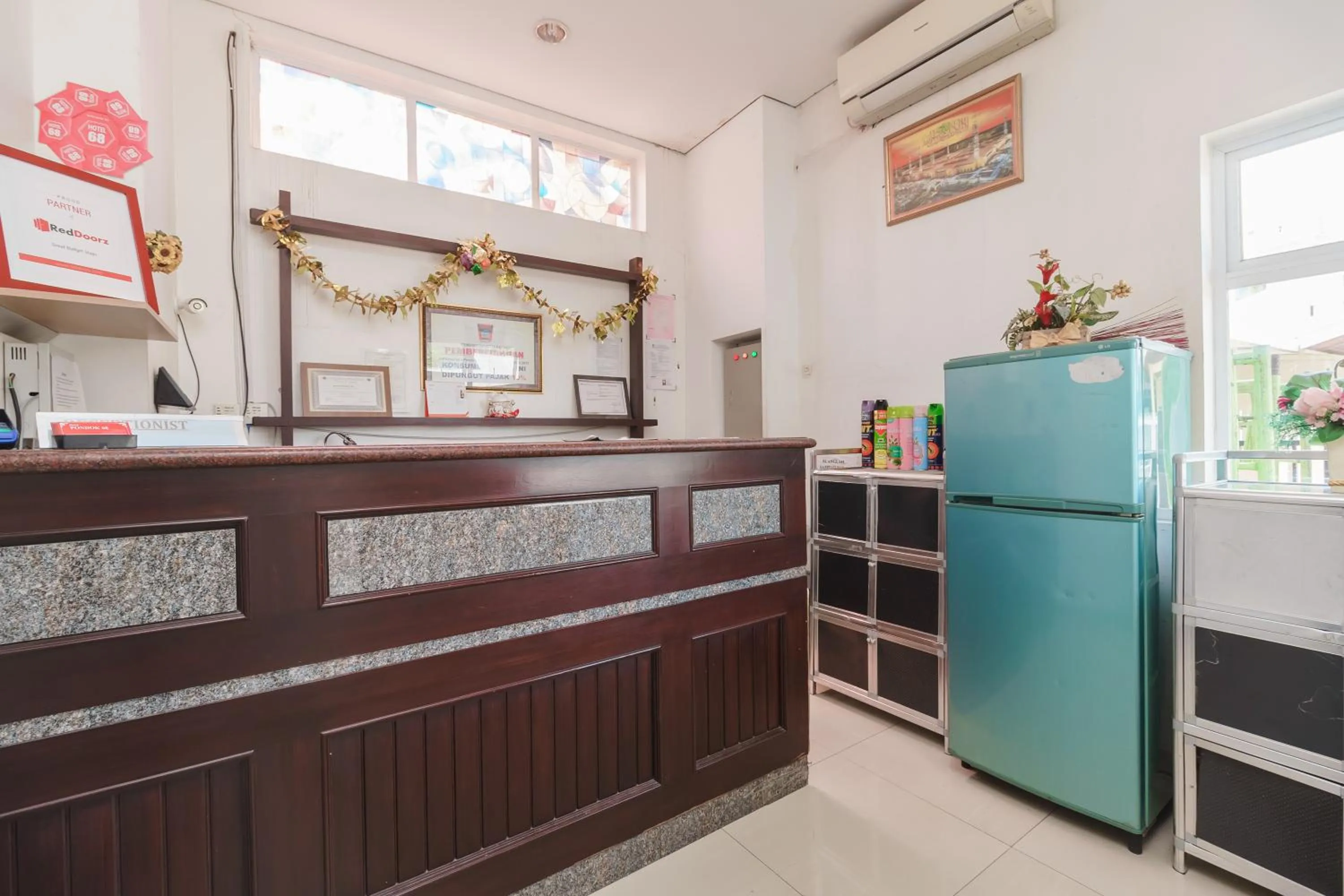 Lobby or reception in RedDoorz Syariah near Jembatan Siti Nurbaya Padang