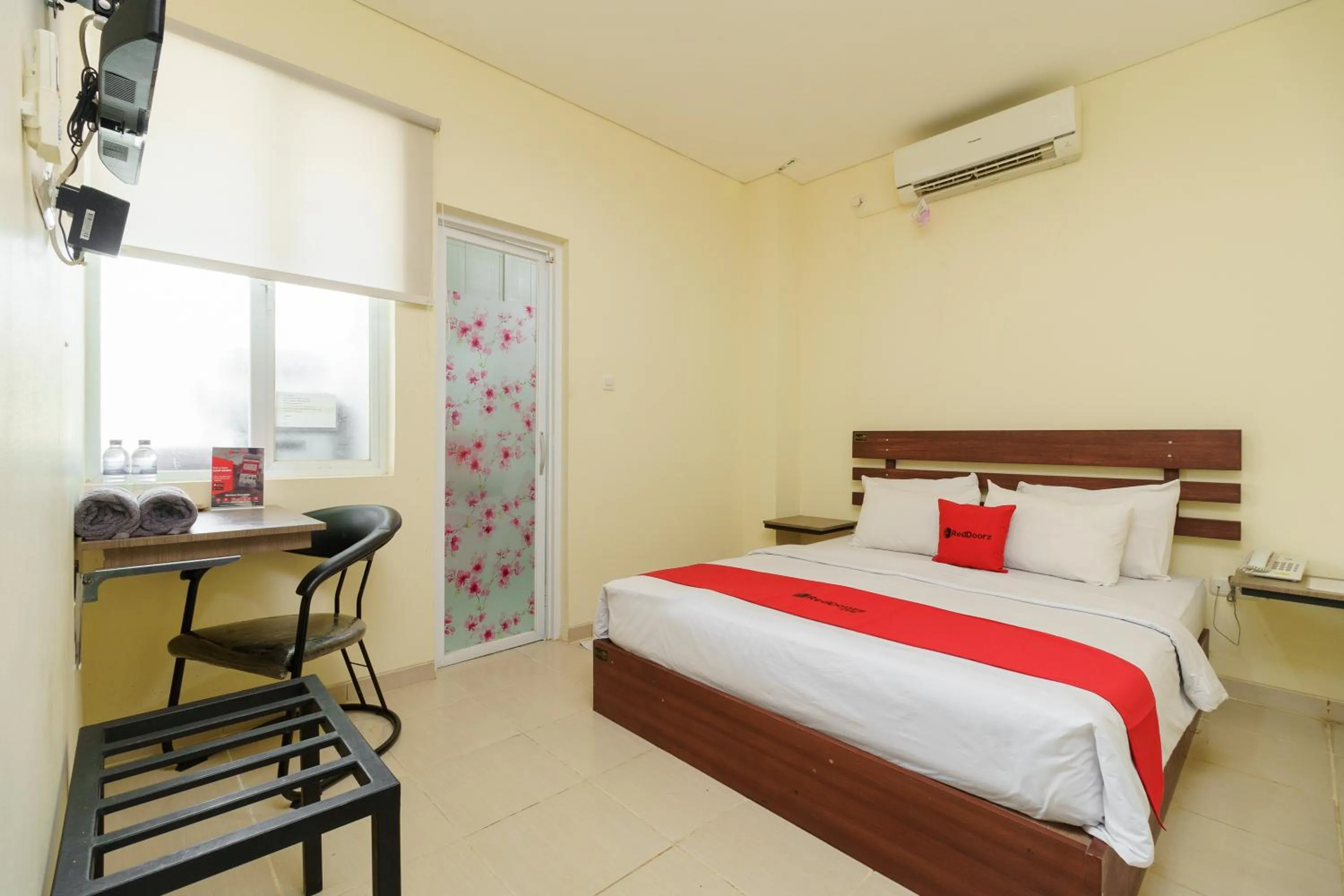 Bedroom, Bed in RedDoorz Syariah near Jembatan Siti Nurbaya Padang