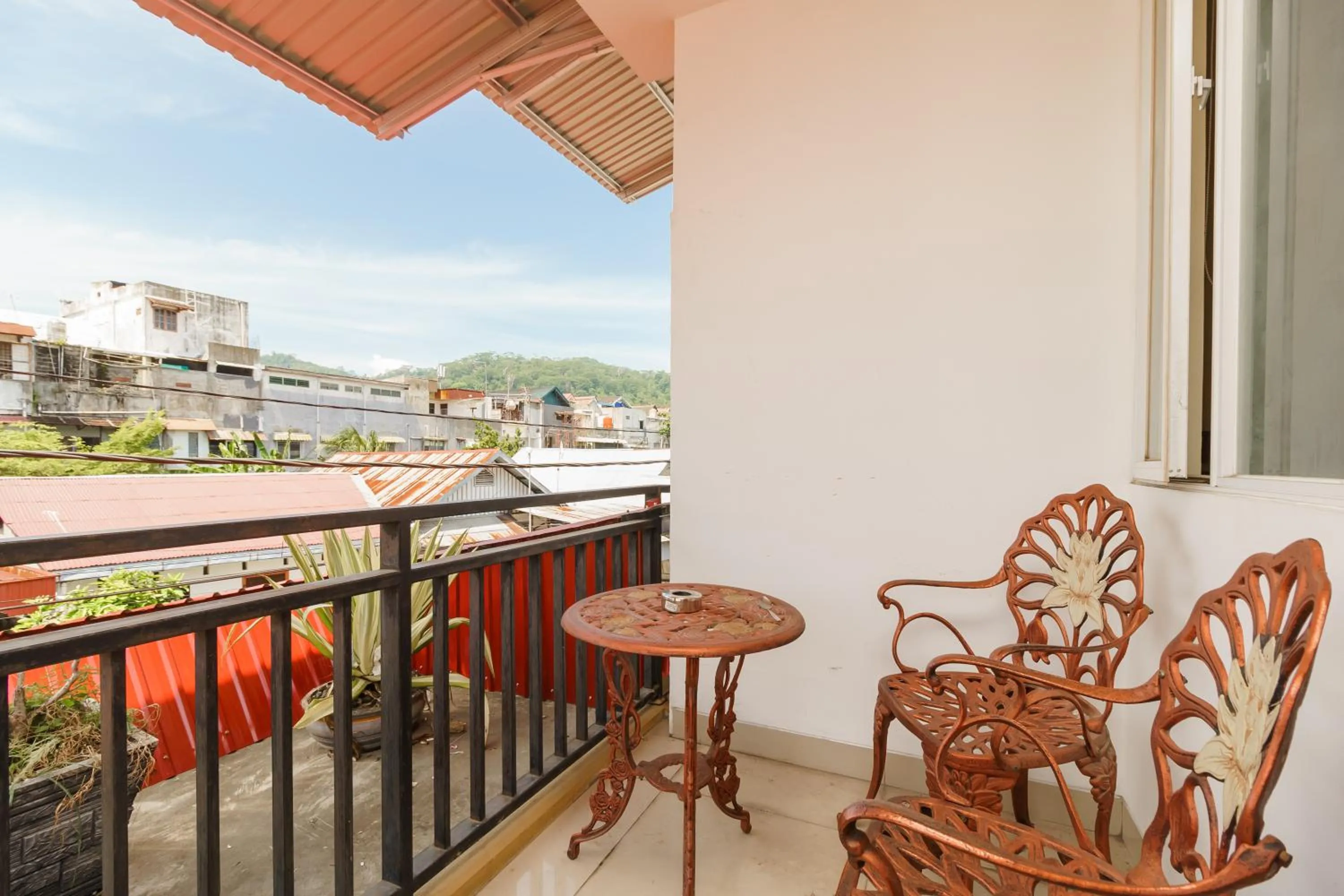 Balcony/Terrace in RedDoorz Syariah near Jembatan Siti Nurbaya Padang