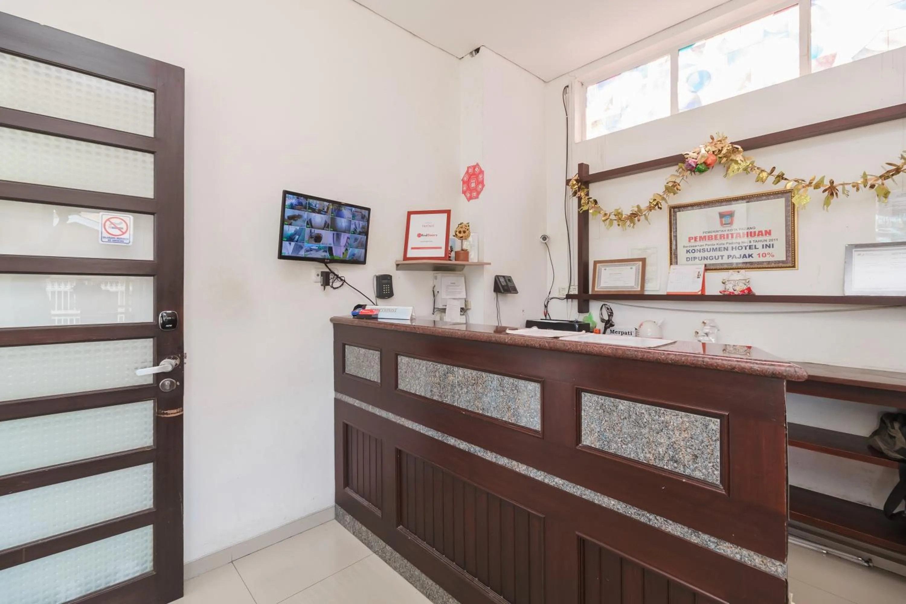 Lobby or reception in RedDoorz Syariah near Jembatan Siti Nurbaya Padang