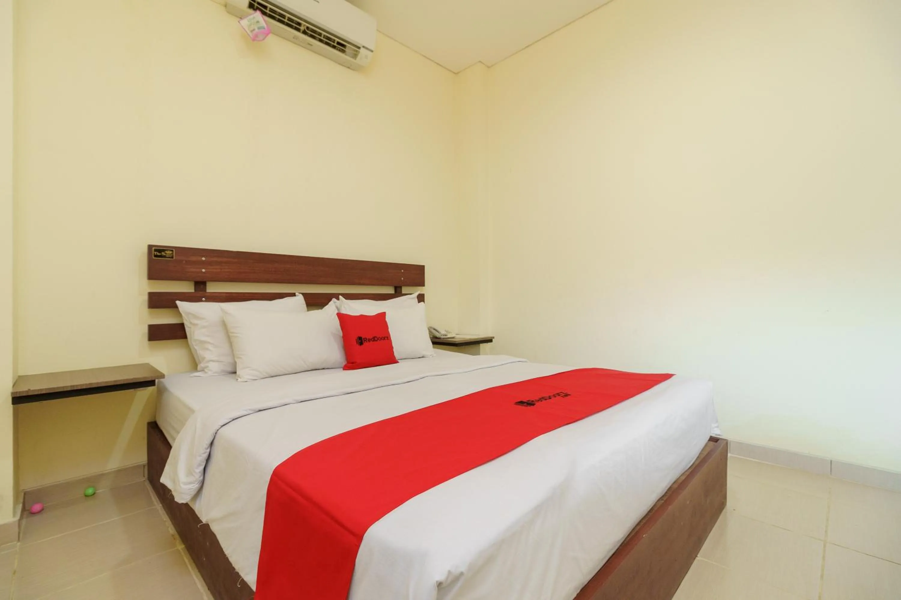 Bed in RedDoorz Syariah near Jembatan Siti Nurbaya Padang