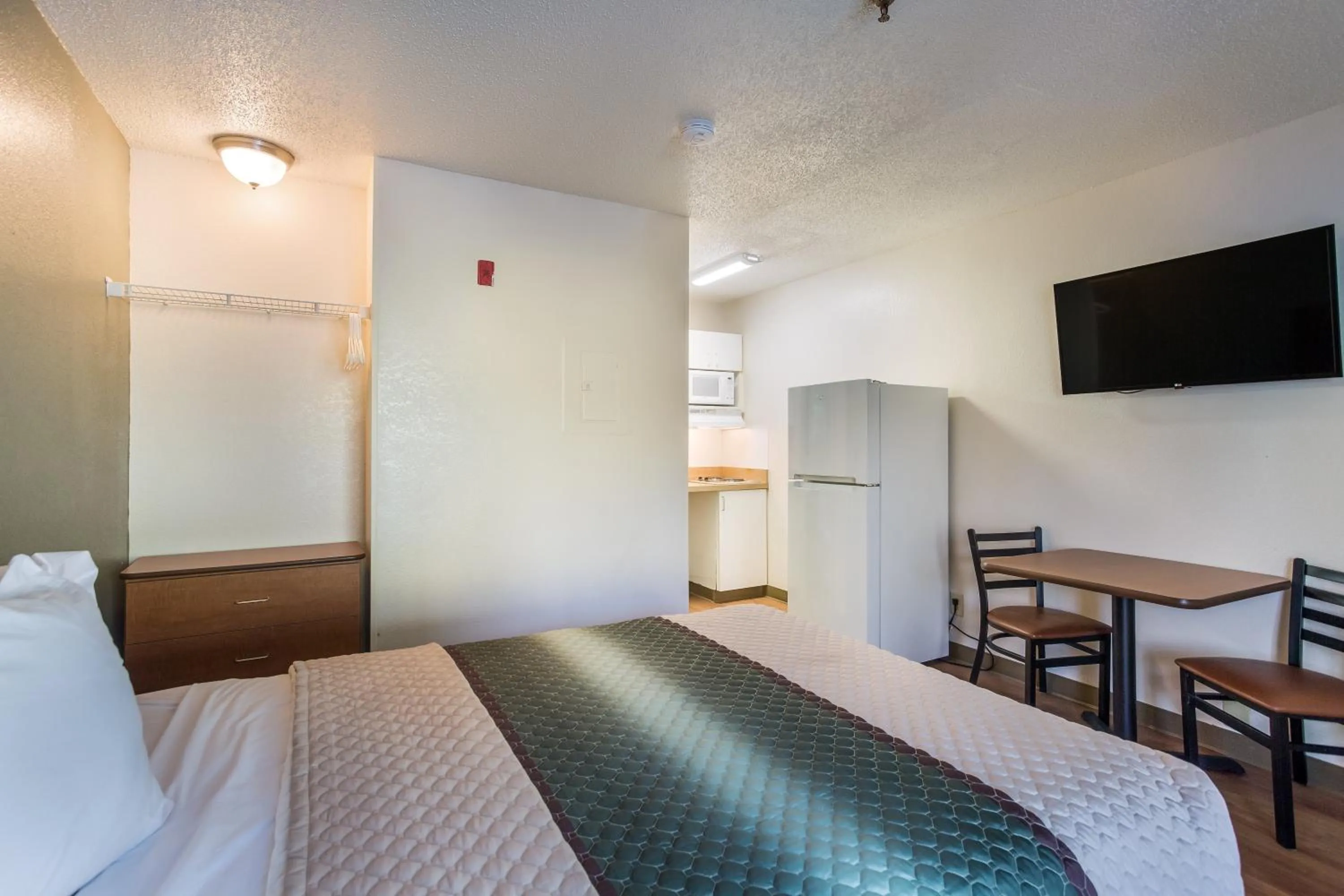 Photo of the whole room, TV/Entertainment Center in HomeTowne Studios by Red Roof Nashville - Airport/Briley Pkwy