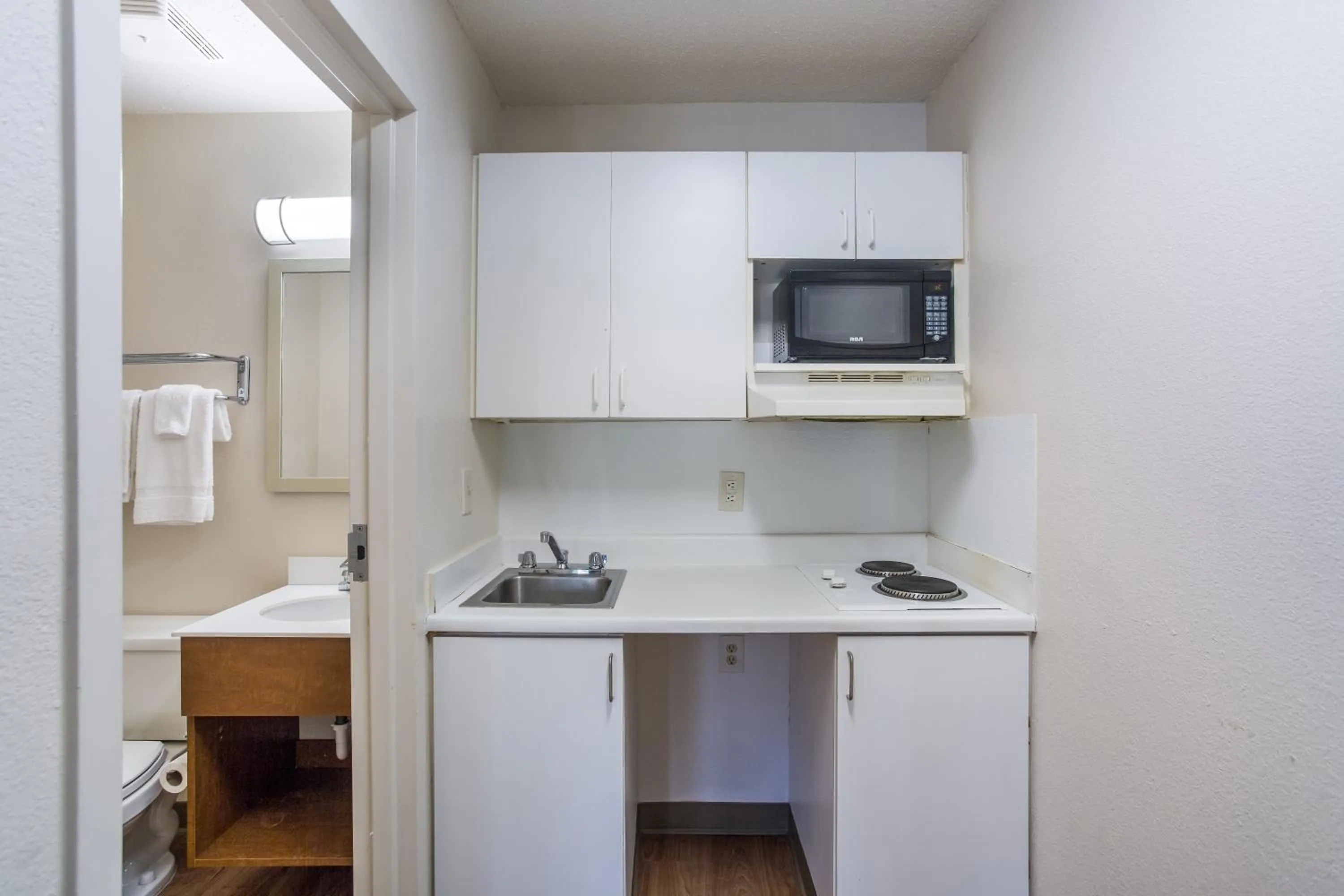 Photo of the whole room, Kitchen/Kitchenette in HomeTowne Studios by Red Roof Nashville - Airport/Briley Pkwy