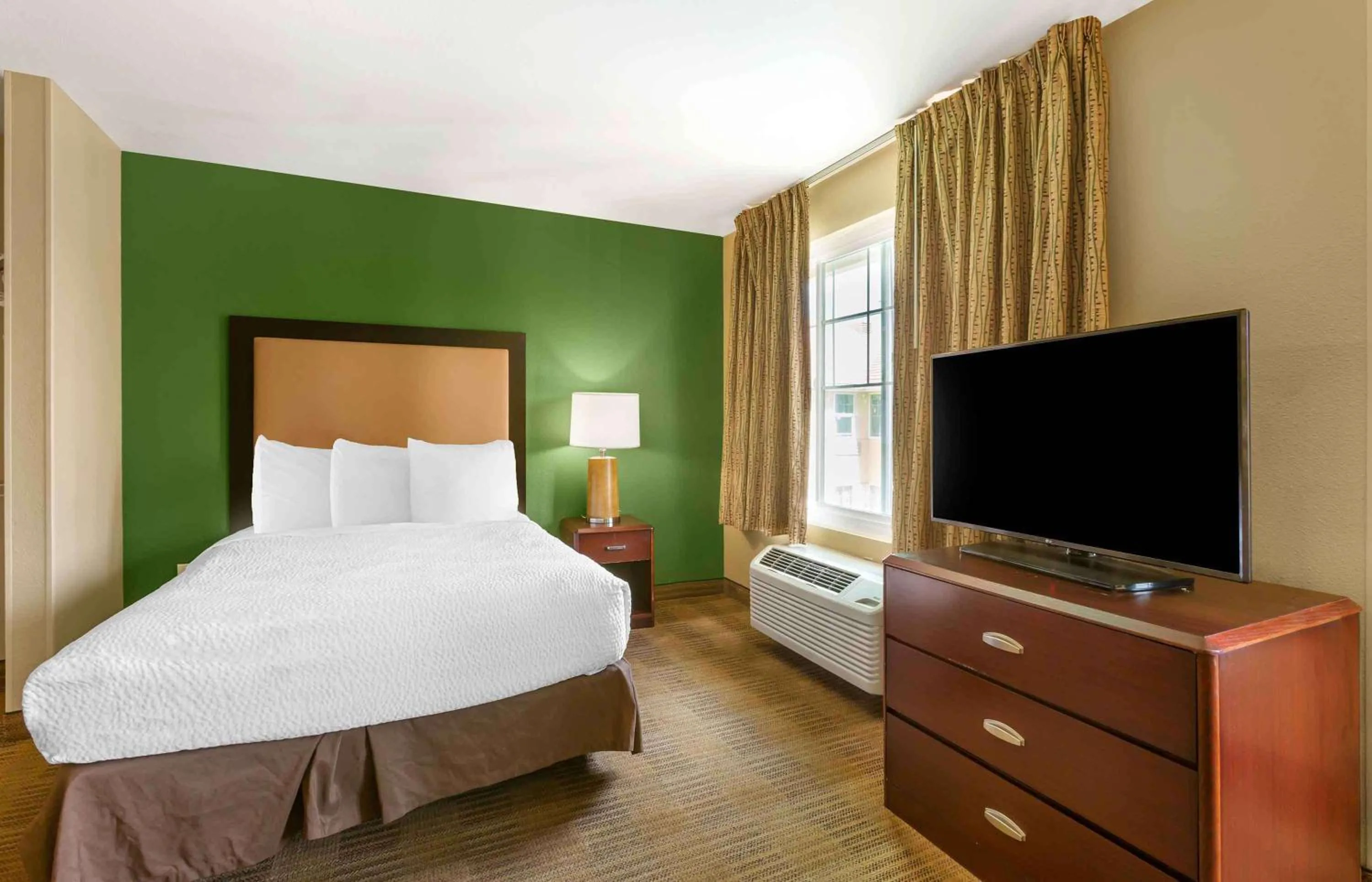 Bedroom, Bed in Extended Stay America Suites - Houston - Med Ctr - NRG Park - Braeswood Blvd