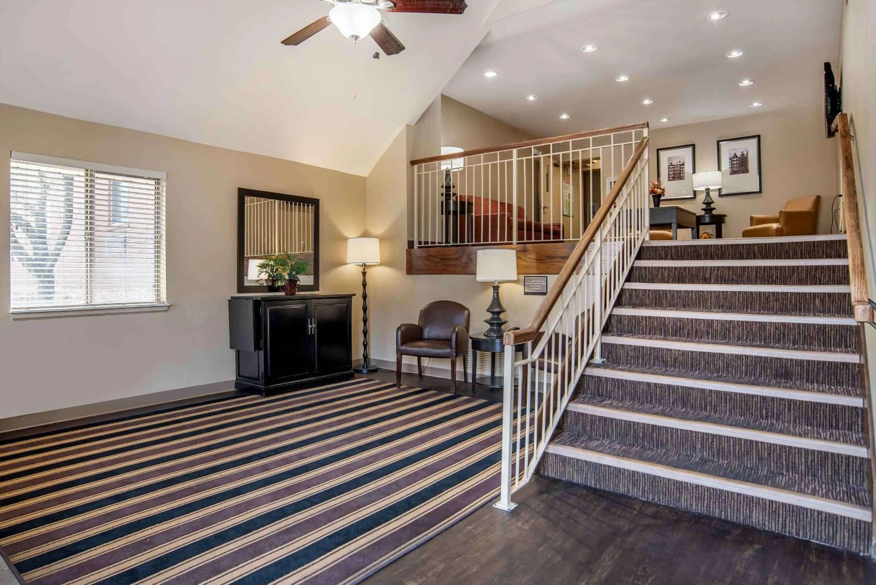 Lobby or reception in Suburban Studios Montgomery East I-85