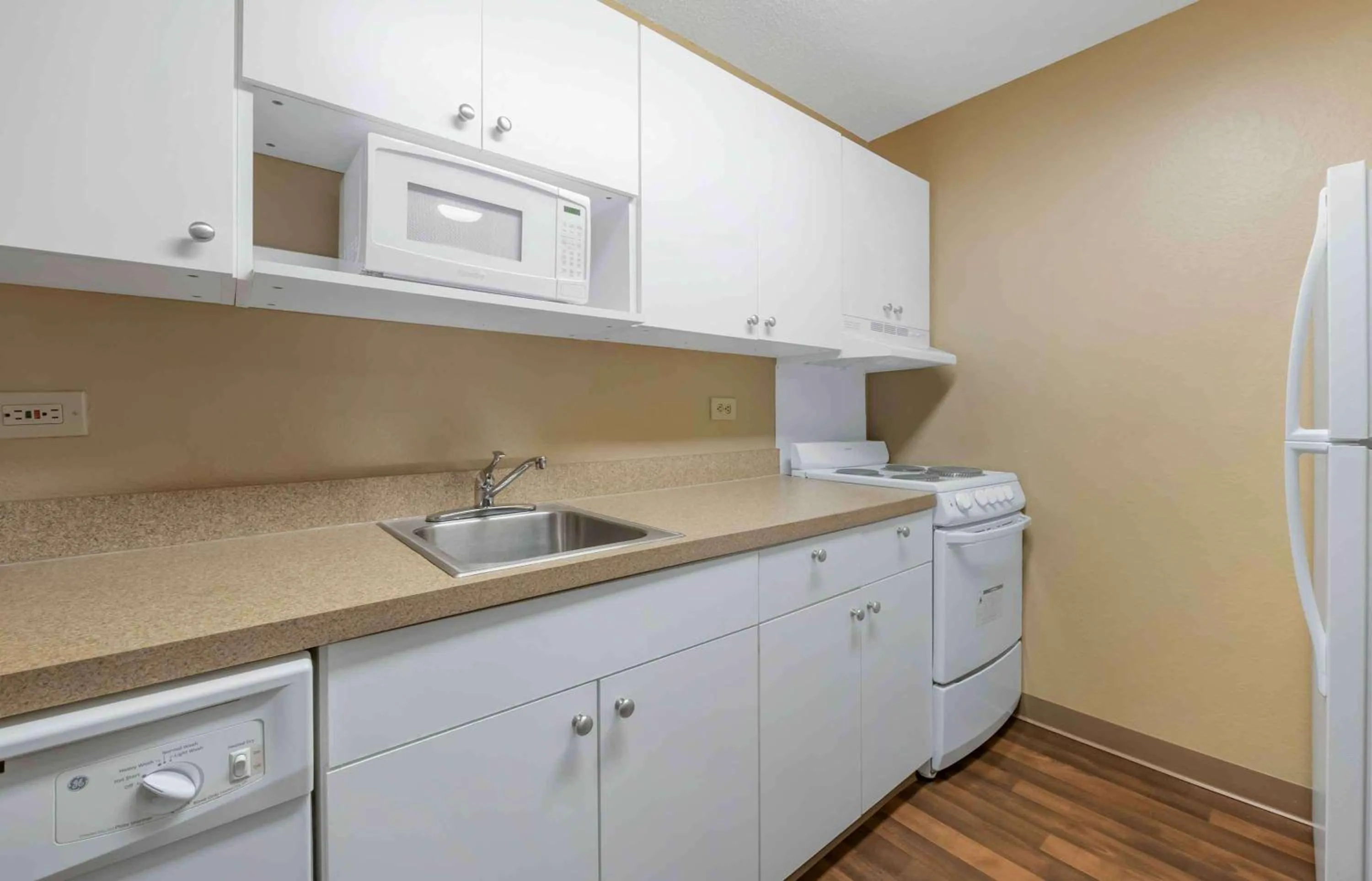 Kitchen or kitchenette in Extended Stay America Select Suites - Atlanta - Kennesaw Chastain Rd