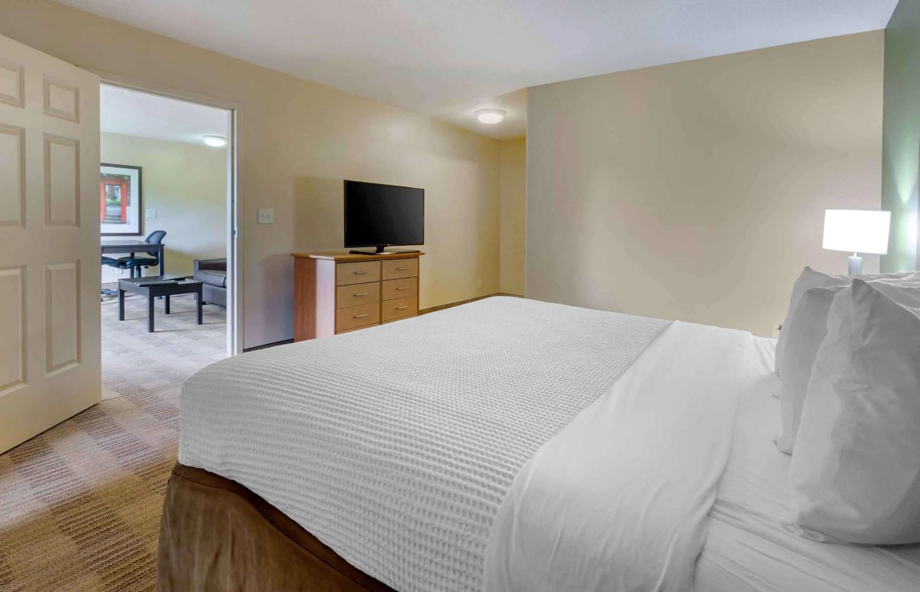 Bedroom, Bed in Extended Stay America Select Suites - Atlanta - Kennesaw Chastain Rd