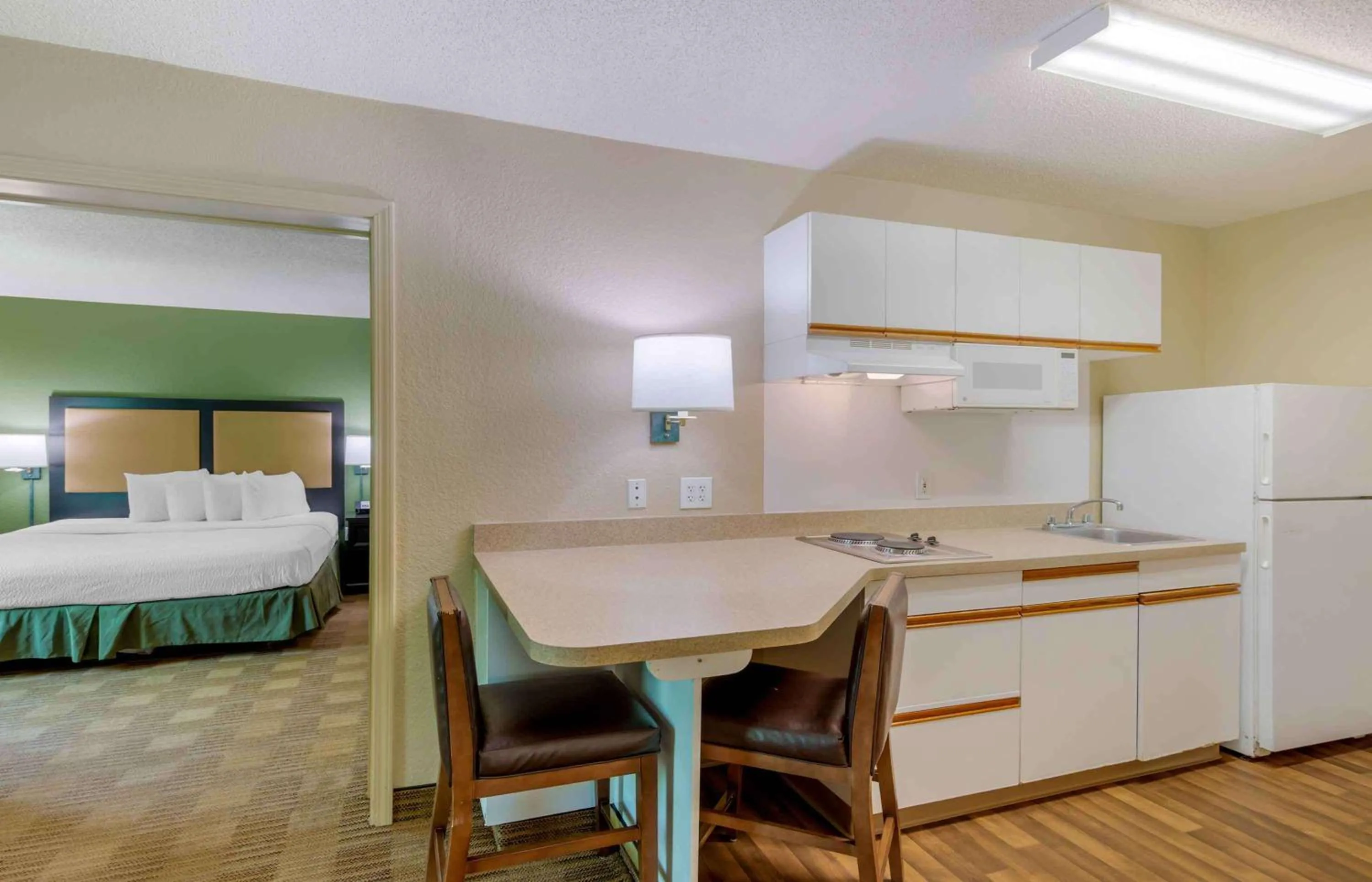 Kitchen or kitchenette, Bed in Extended Stay America Suites - Atlanta - Marietta - Powers Ferry Rd