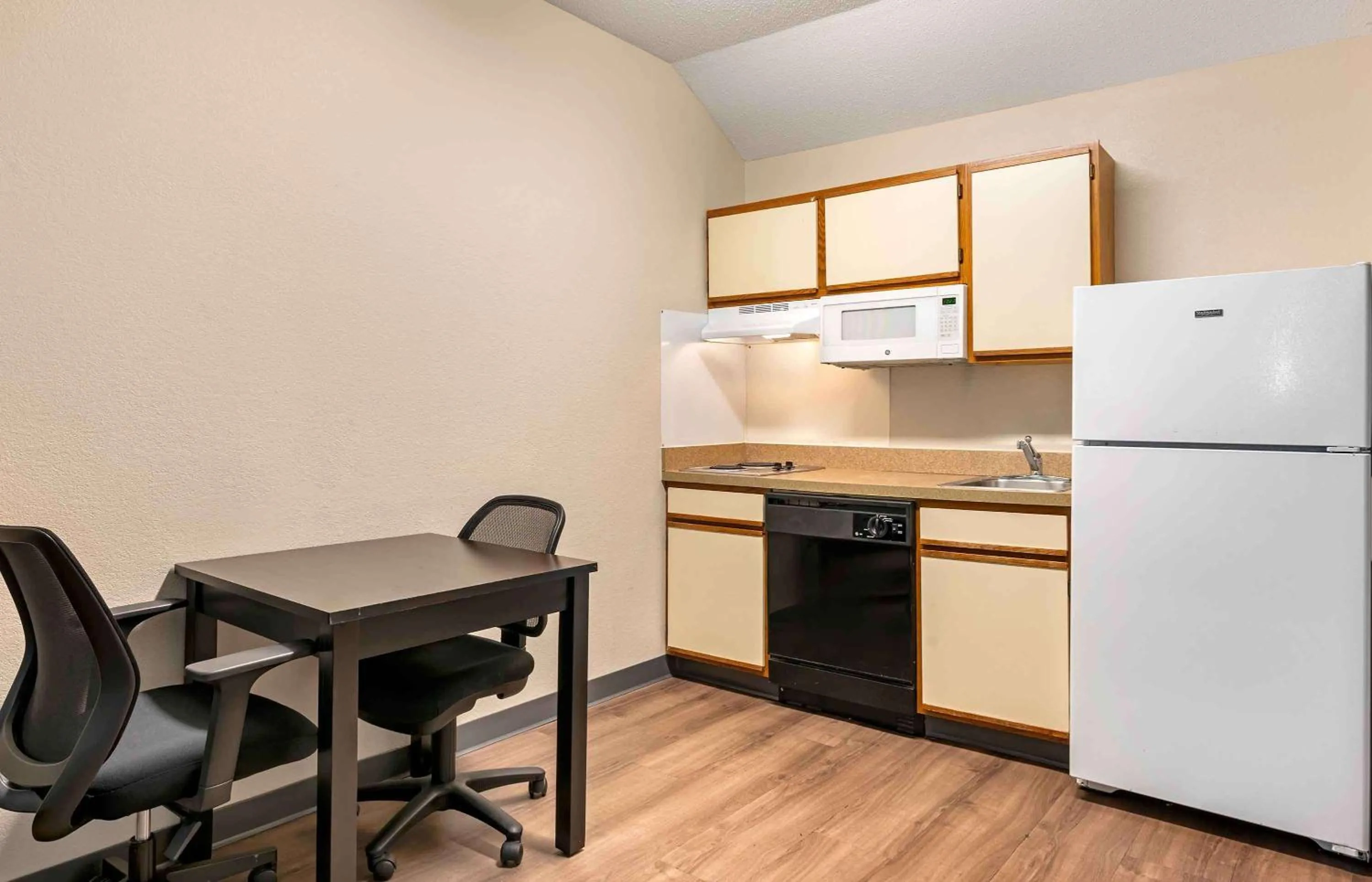 Kitchen or kitchenette in Extended Stay America Suites - Cincinnati - Blue Ash - Reed Hartman