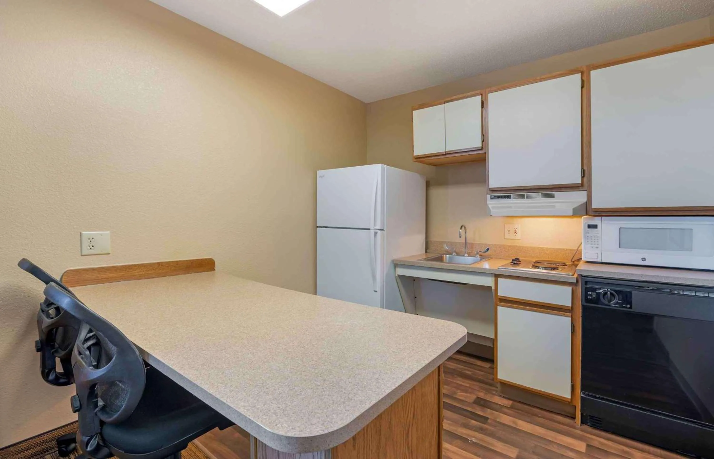 Kitchen or kitchenette in Extended Stay America Suites - Cincinnati - Blue Ash - Reed Hartman
