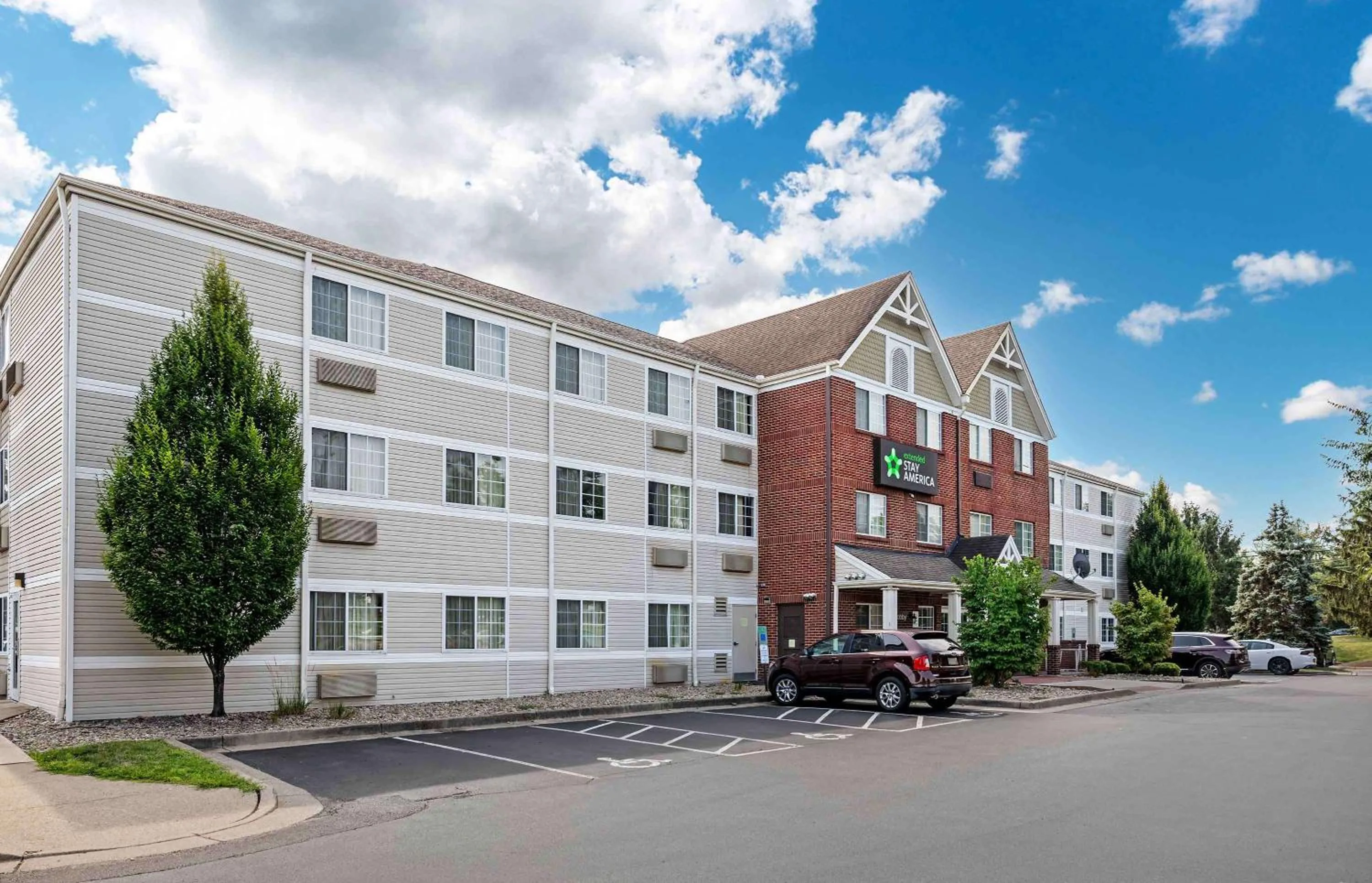 Property building in Extended Stay America Suites - Cincinnati - Blue Ash - Reed Hartman
