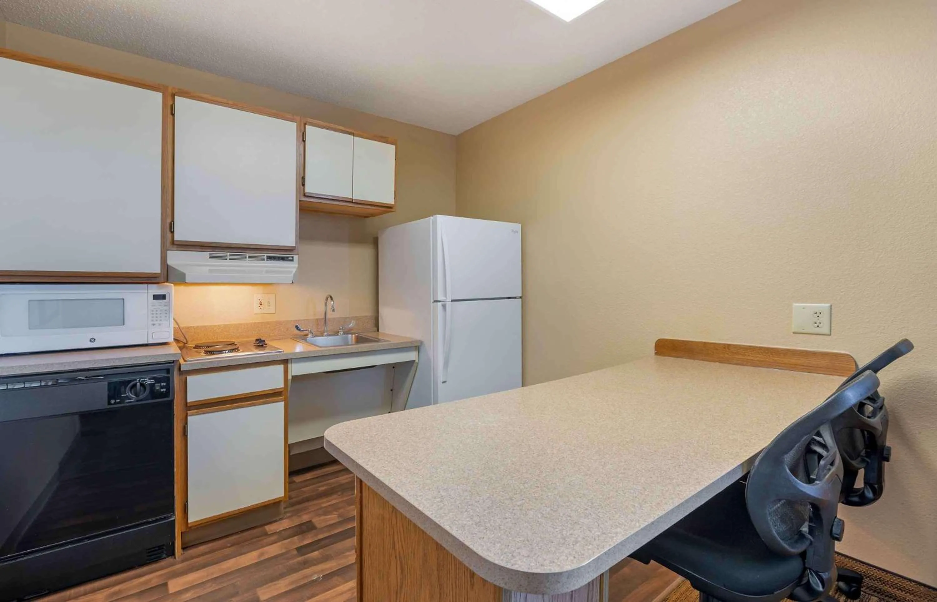 Kitchen or kitchenette in Extended Stay America Suites - Cincinnati - Blue Ash - Reed Hartman
