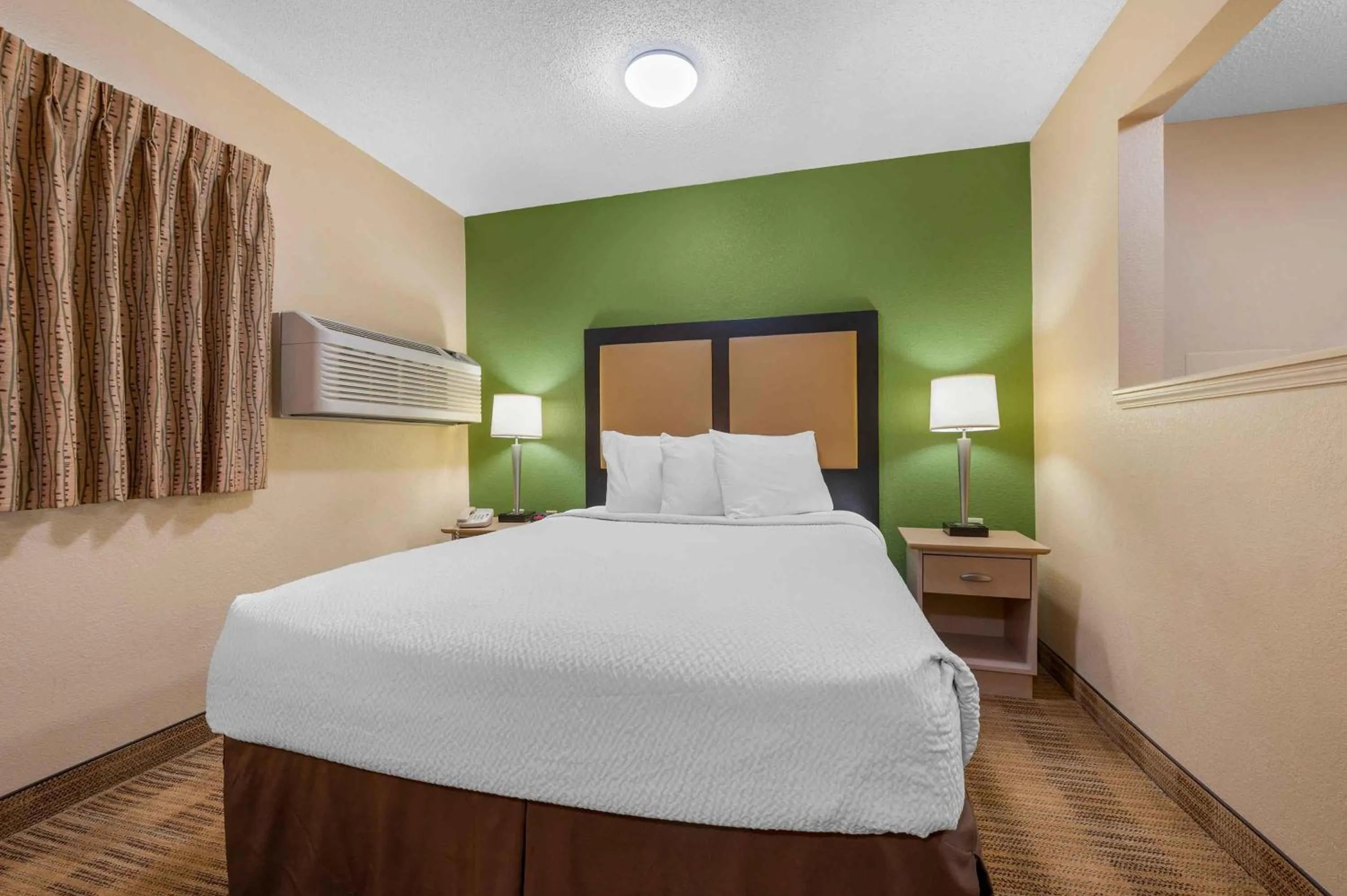 Bedroom, Bed in Extended Stay America Suites - Houston - Westchase - Westheimer