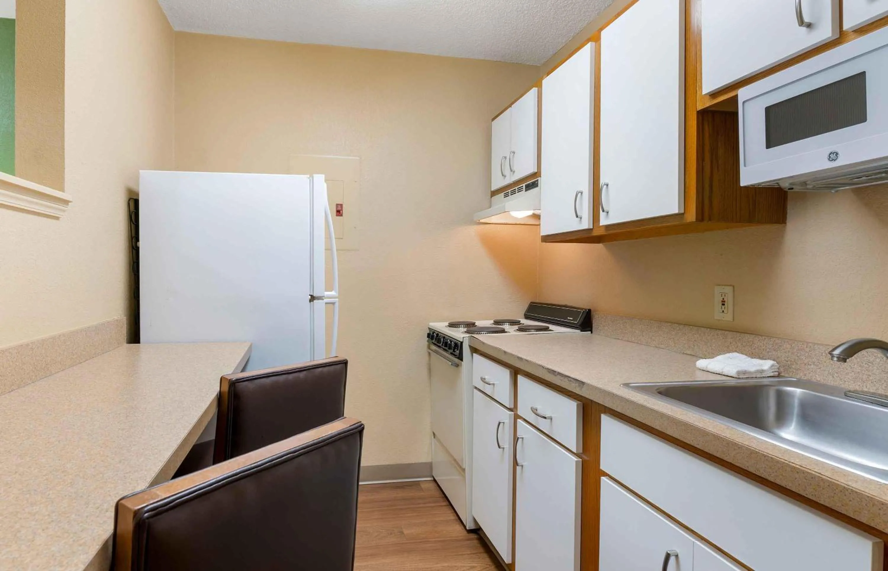 Kitchen or kitchenette in Extended Stay America Suites - Houston - Westchase - Westheimer
