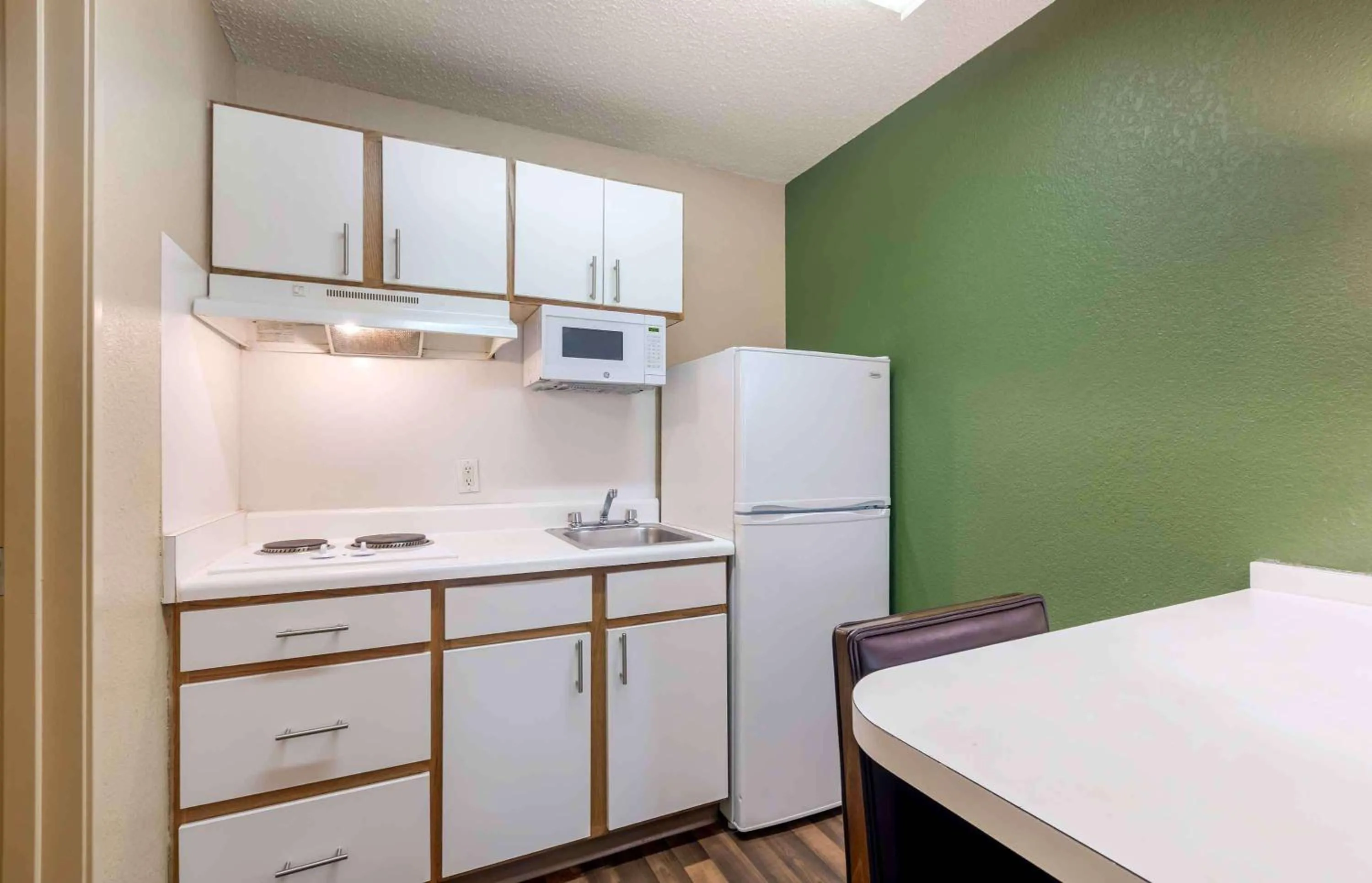 Kitchen or kitchenette in Extended Stay America Select Suites - Atlanta - Perimeter - Hammond Drive