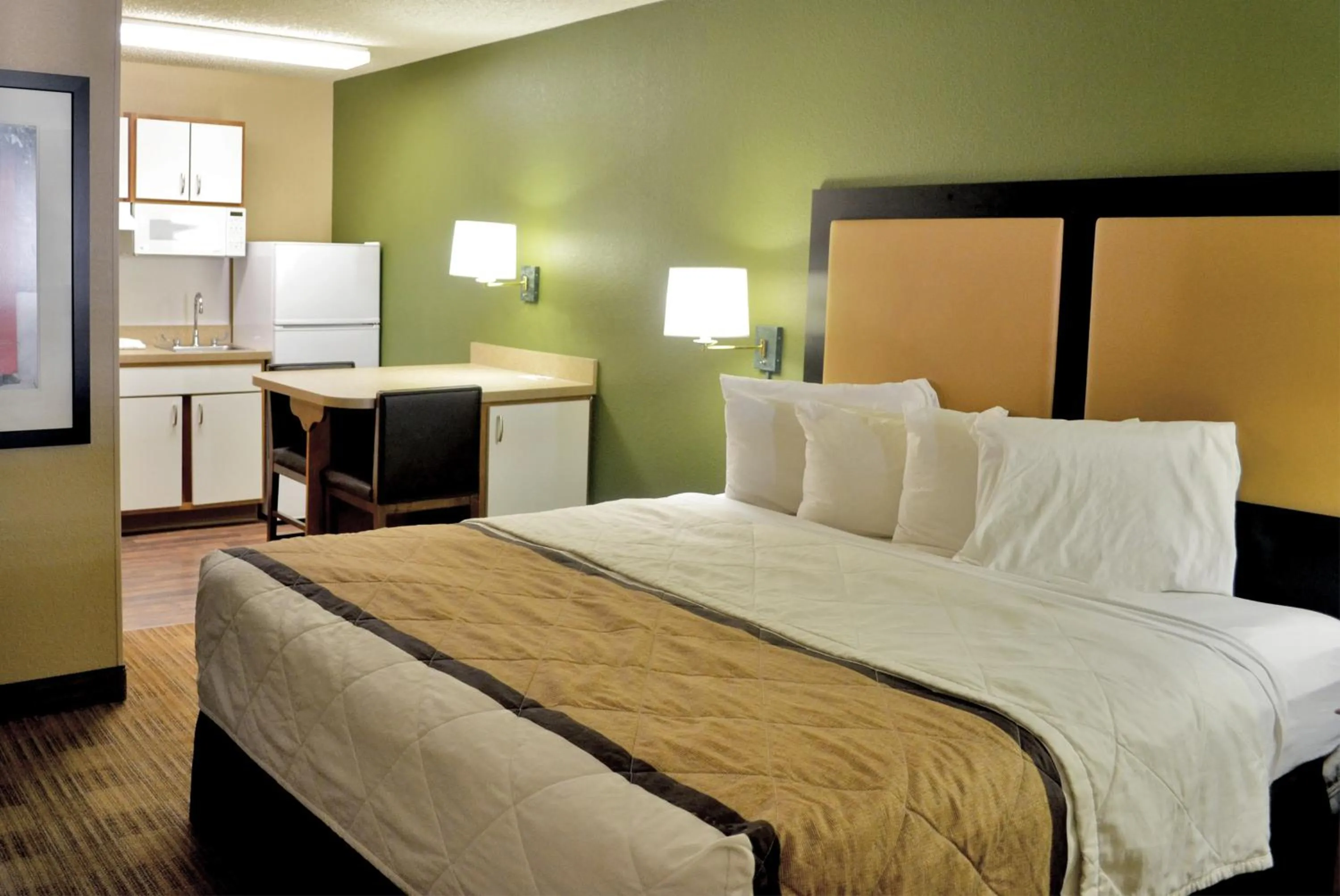 Bed in Extended Stay America Select Suites - Atlanta - Perimeter - Hammond Drive