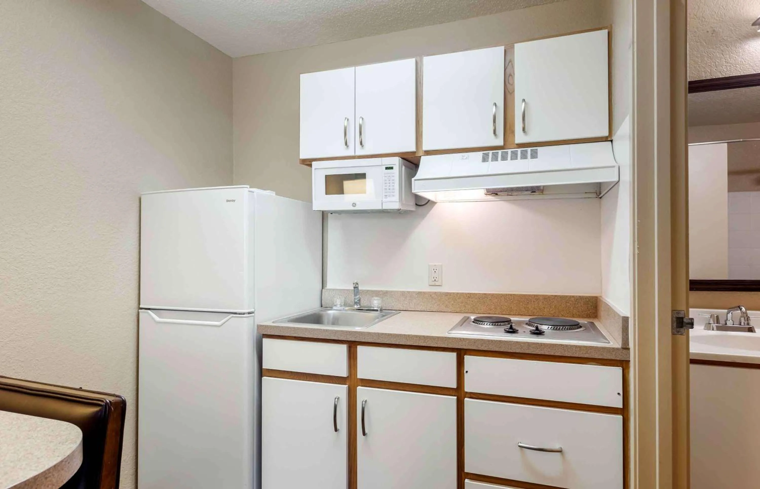 Kitchen or kitchenette in Extended Stay America Select Suites - Atlanta - Perimeter - Hammond Drive