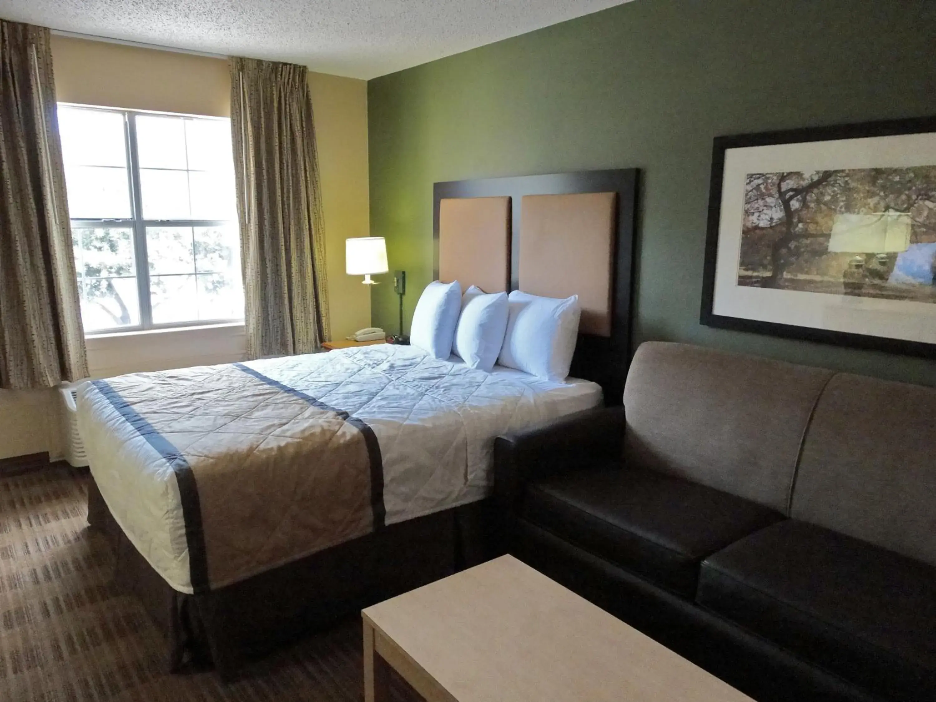 Deluxe Studio with 1 Queen Bed - Non-Smoking in Extended Stay America Select Suites - Atlanta - Perimeter - Hammond Drive Deluxe Studio with 1 Queen Bed - Non-Smoking in Extended Stay America Select Suites - Atlanta - Perimeter - Hammond Drive