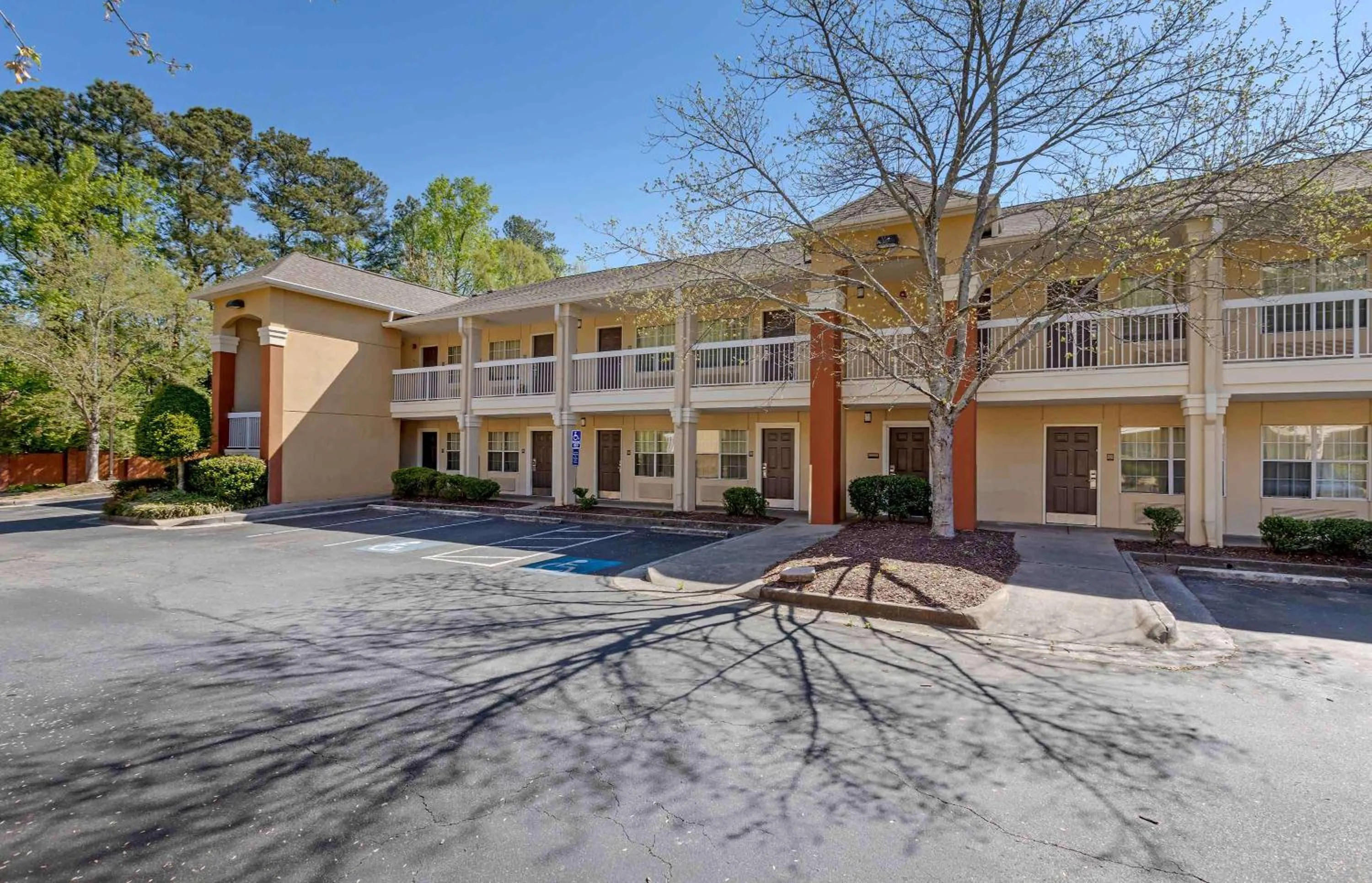 Property building in Extended Stay America Select Suites - Atlanta - Perimeter - Hammond Drive