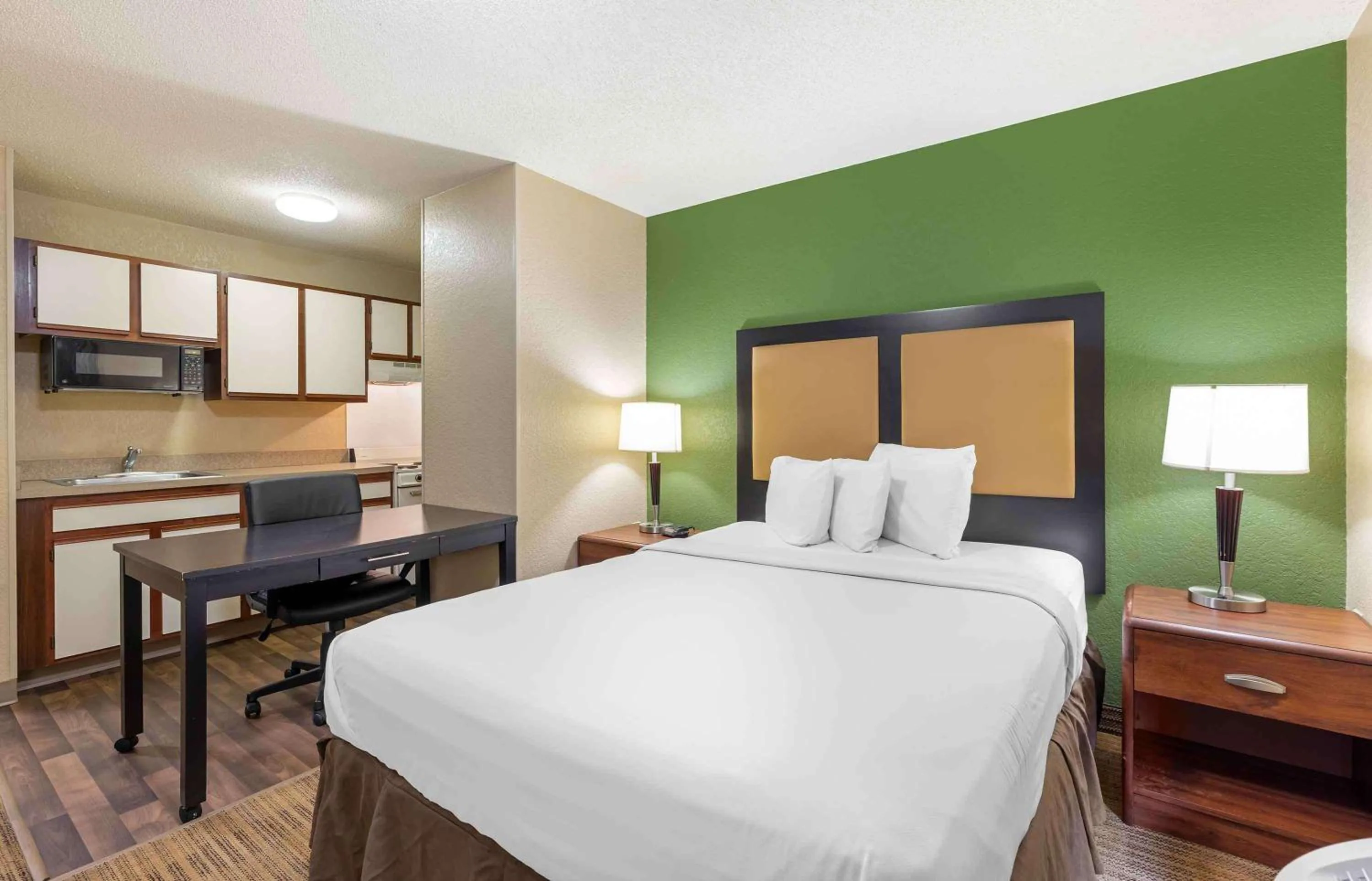Bedroom, Bed in Extended Stay America Suites - Wichita - East