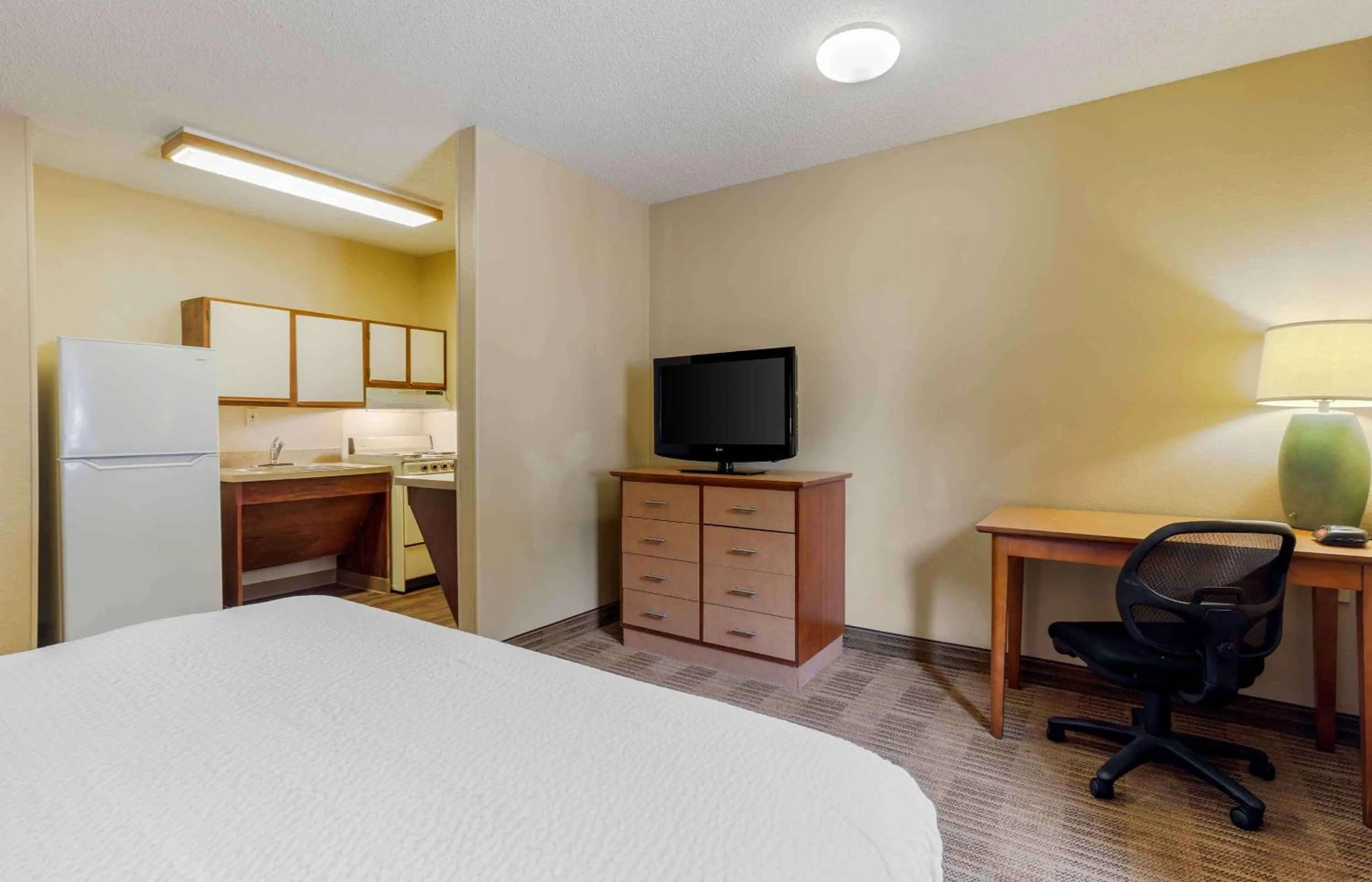 Bedroom, Bed in Extended Stay America Suites - Charleston - Northwoods Blvd