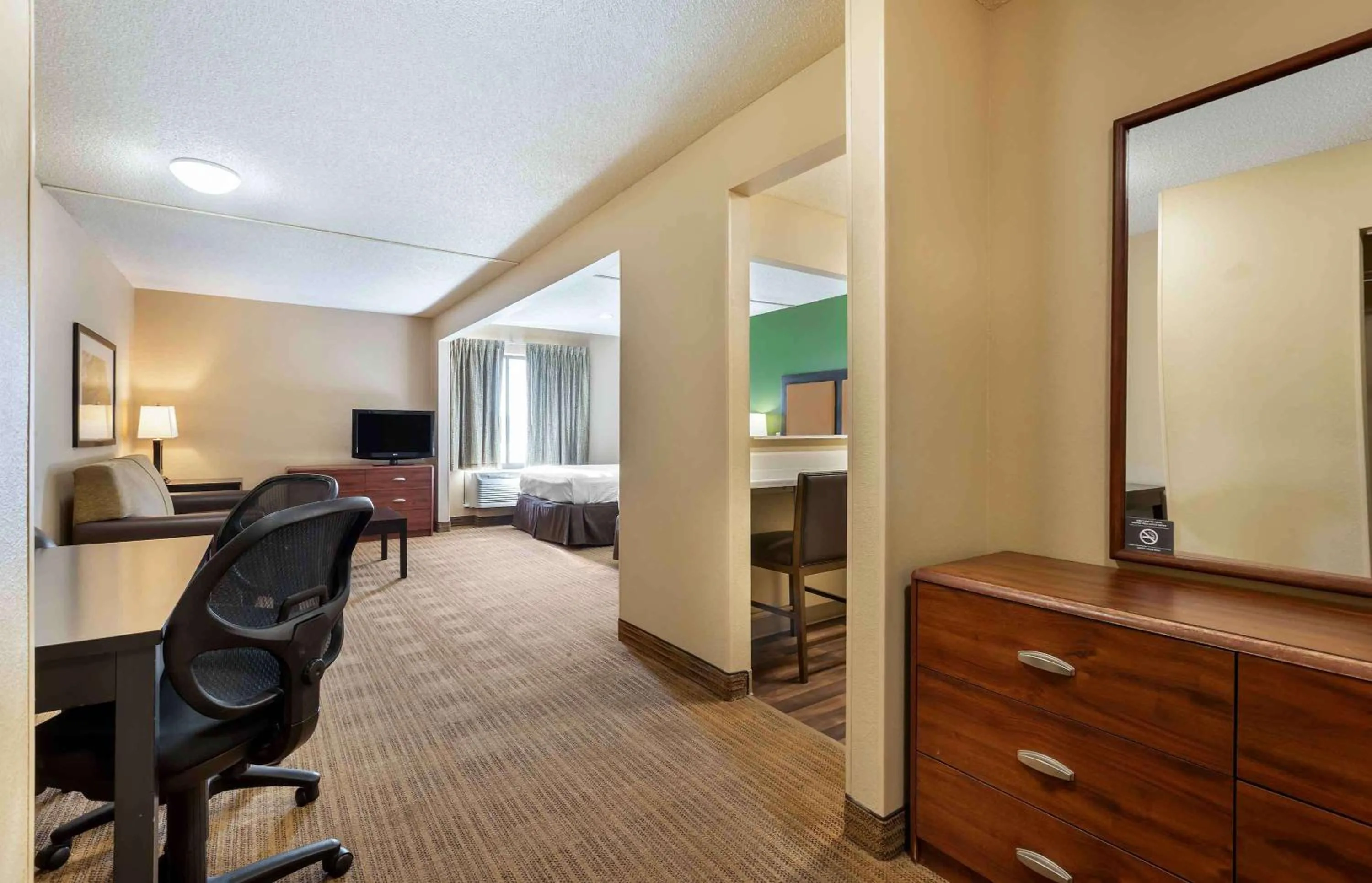 Bedroom in Extended Stay America Select Suites - Newport News - I-64 - Jefferson Avenue