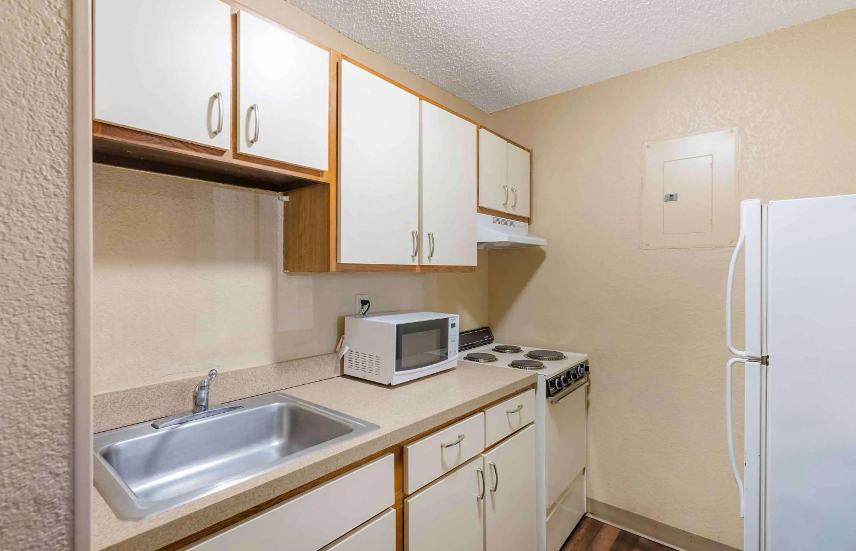 Kitchen or kitchenette in Extended Stay America Select Suites - Newport News - I-64 - Jefferson Avenue
