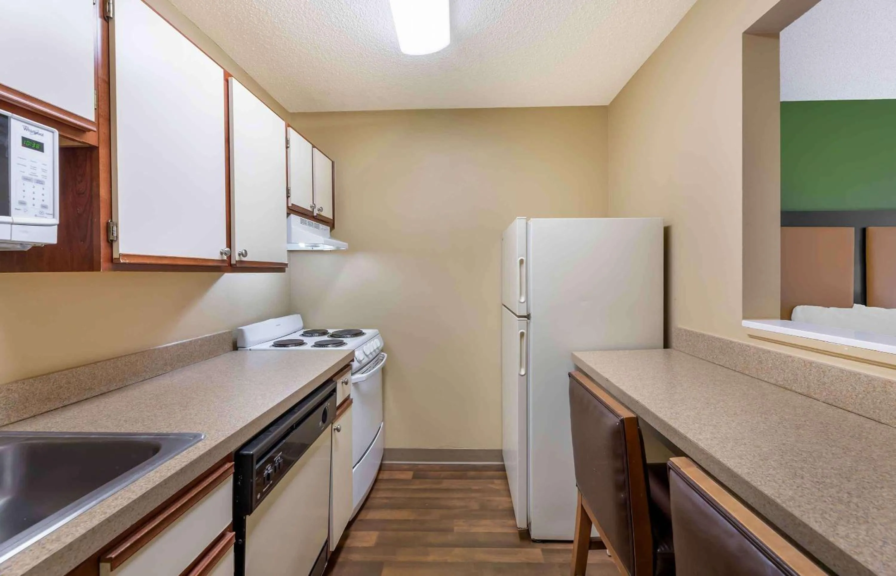 Kitchen or kitchenette in Extended Stay America Select Suites - Newport News - I-64 - Jefferson Avenue