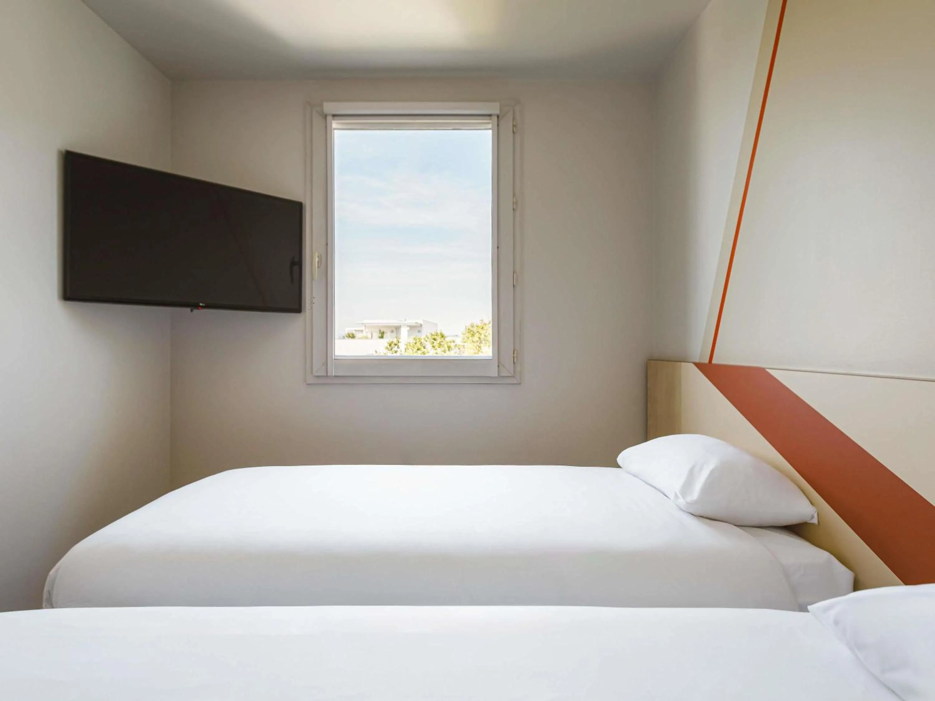 Bedroom, Bed in ibis budget Lyon Villeurbanne