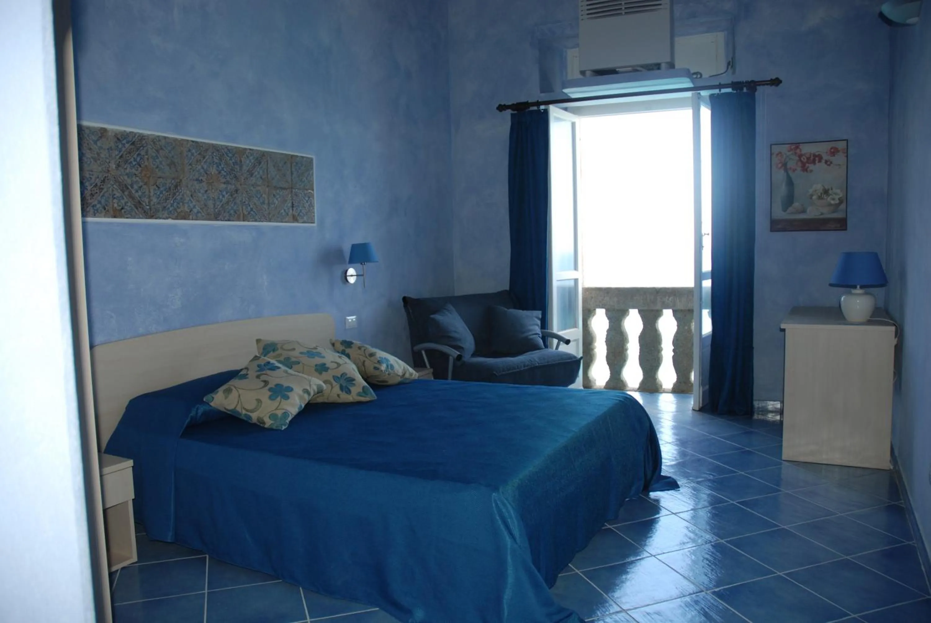 Photo of the whole room, Bed in Blu Tropea Maison