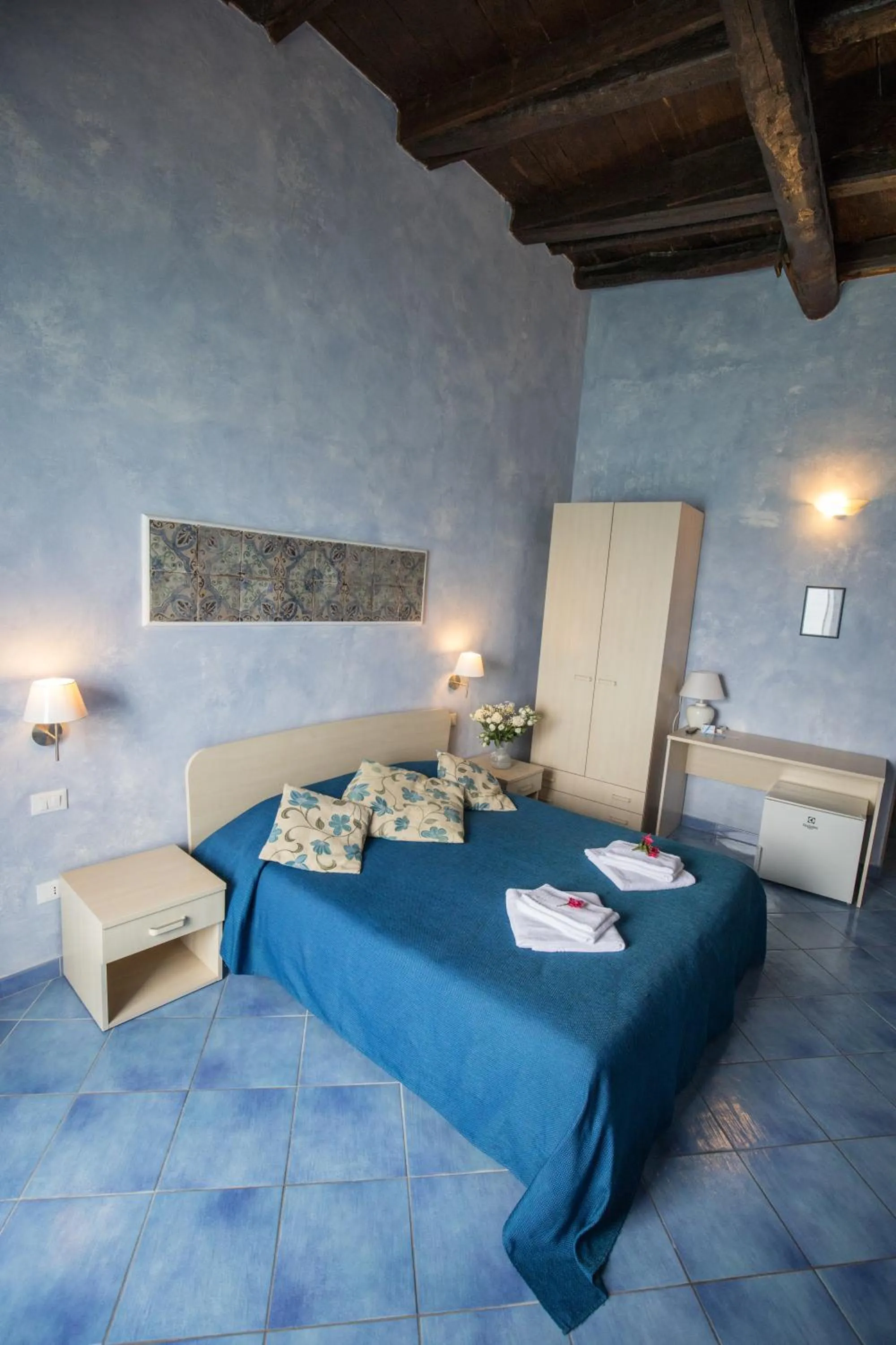 Photo of the whole room, Bed in Blu Tropea Maison