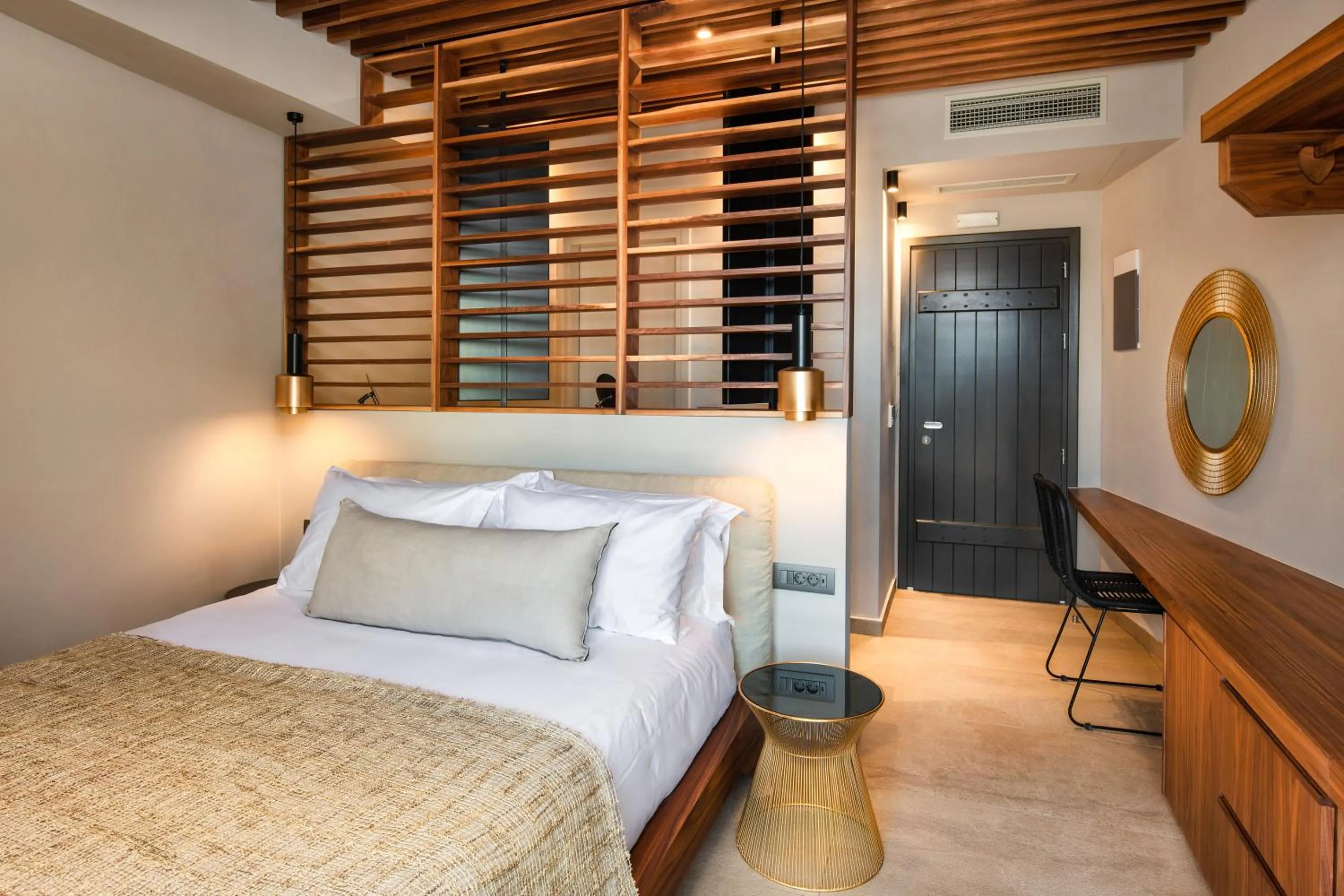 Photo of the whole room, Bed in Uma Ray Suites