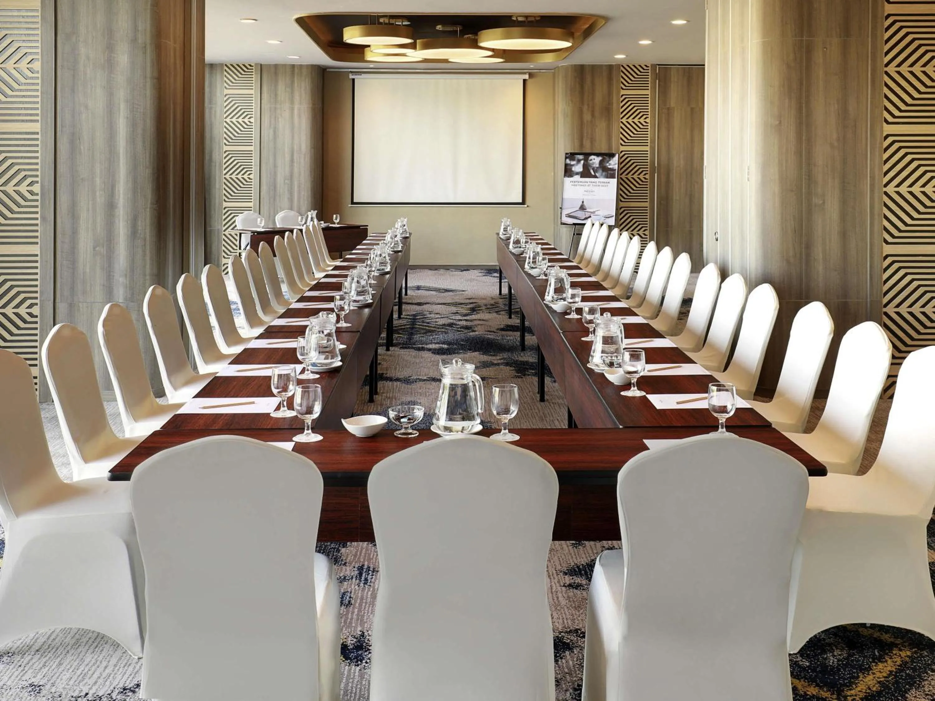 Meeting/conference room in Mercure Makassar Nexa Pettarani