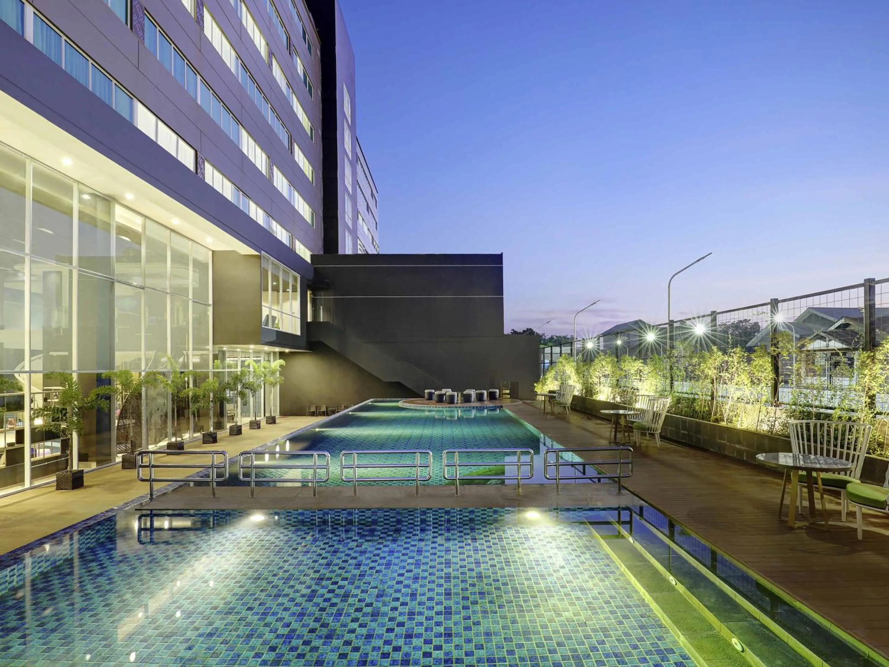 Pool view in Mercure Makassar Nexa Pettarani