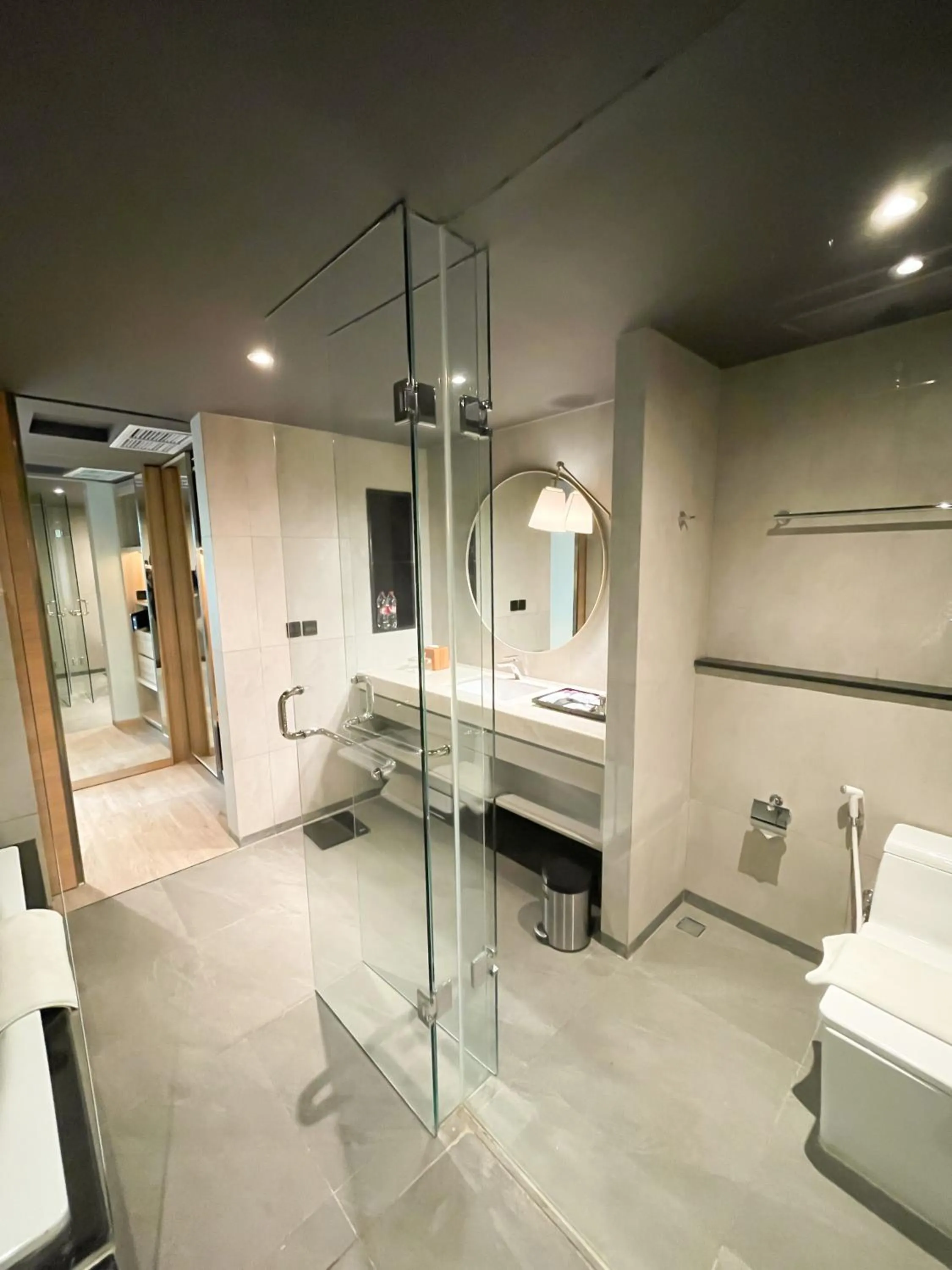 Bathroom, Bed in Mercure Makassar Nexa Pettarani