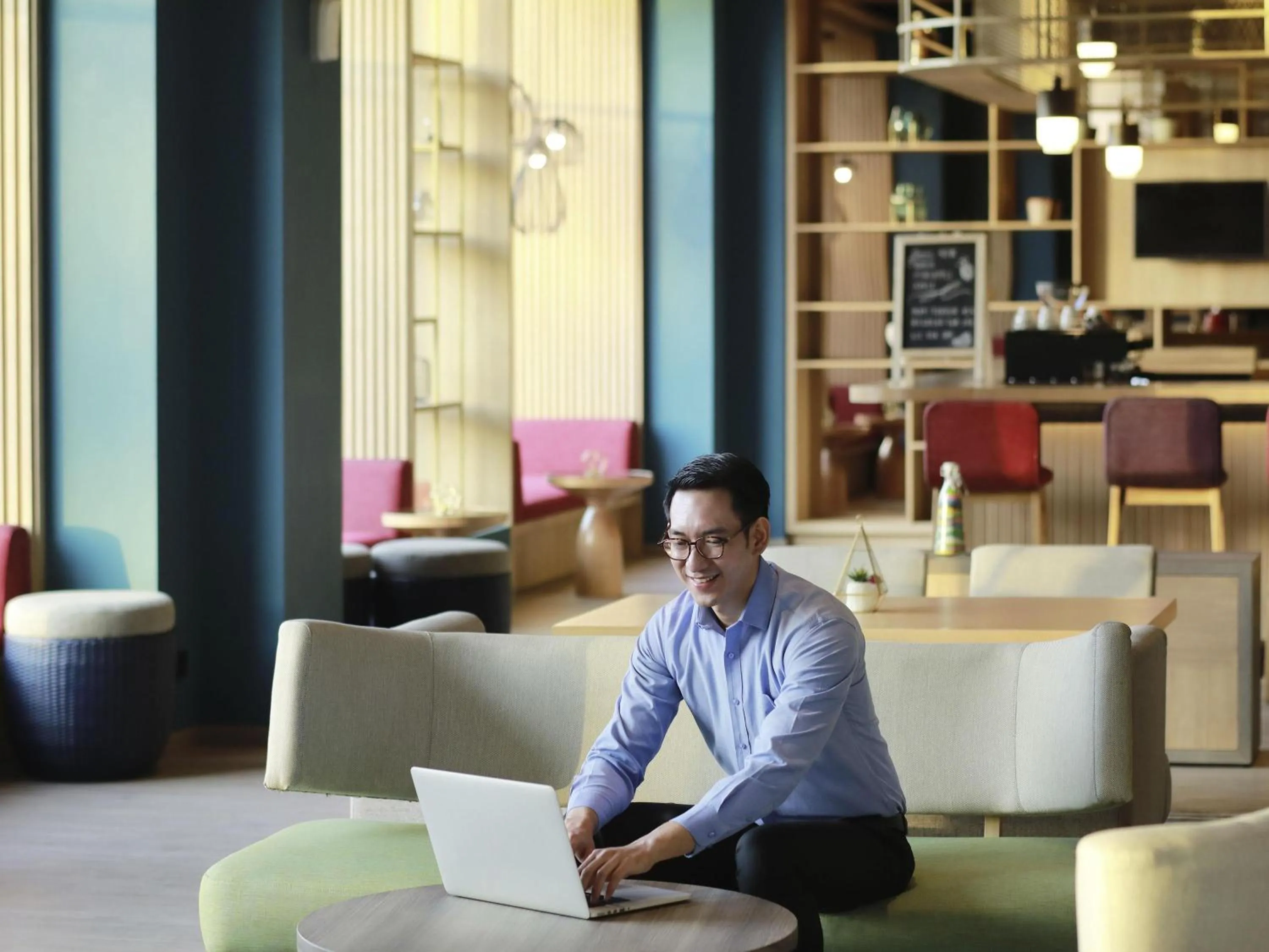 Lounge or bar in Mercure Makassar Nexa Pettarani