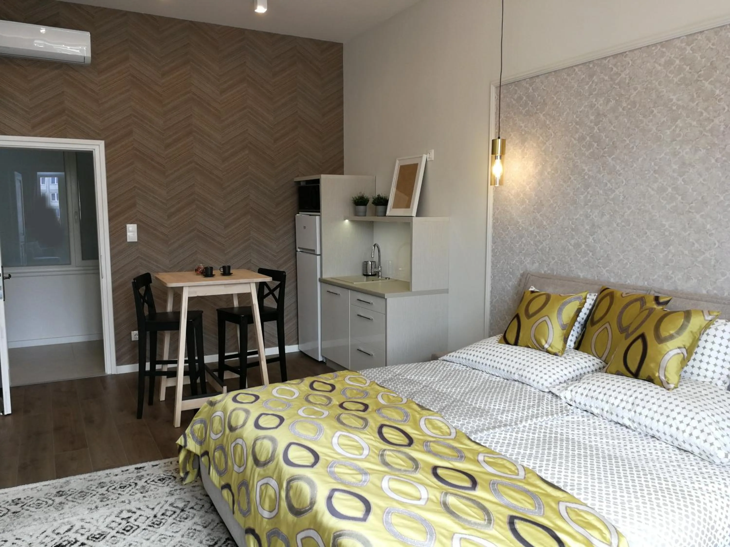 Dining area, Bed in Visit Debrecen Apartman