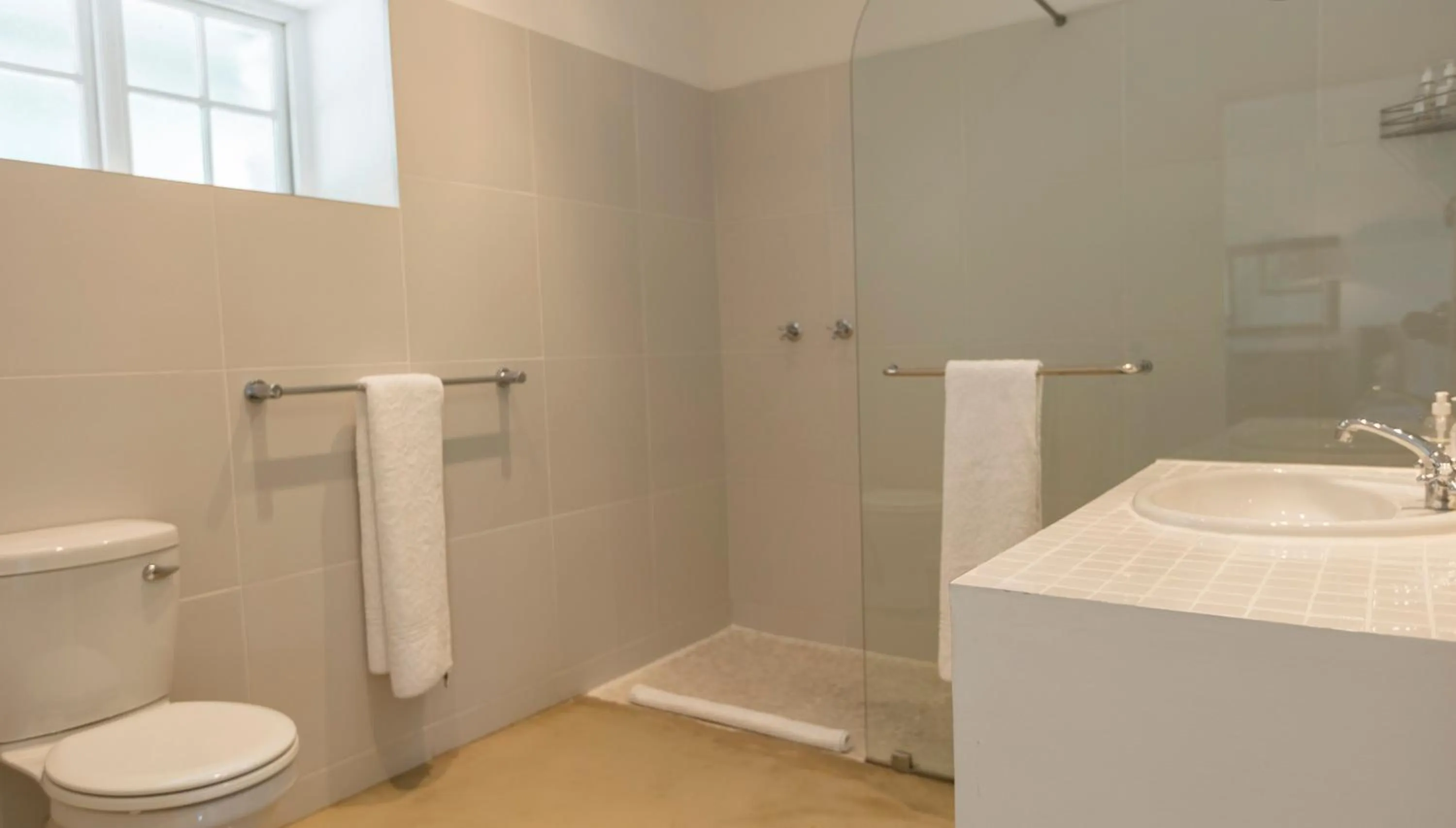 Bathroom in Lemoenfontein