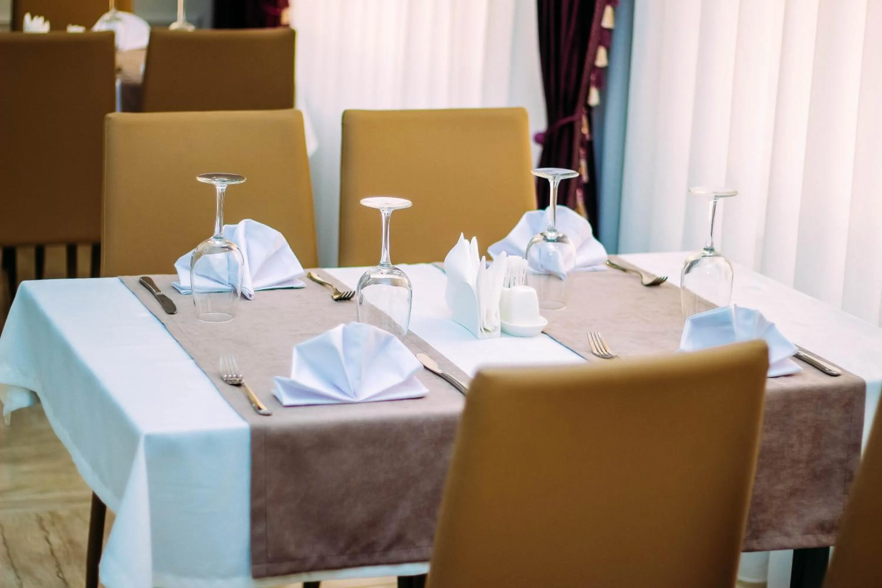 Restaurant/places to eat in Osh Grand Hotel Chavo