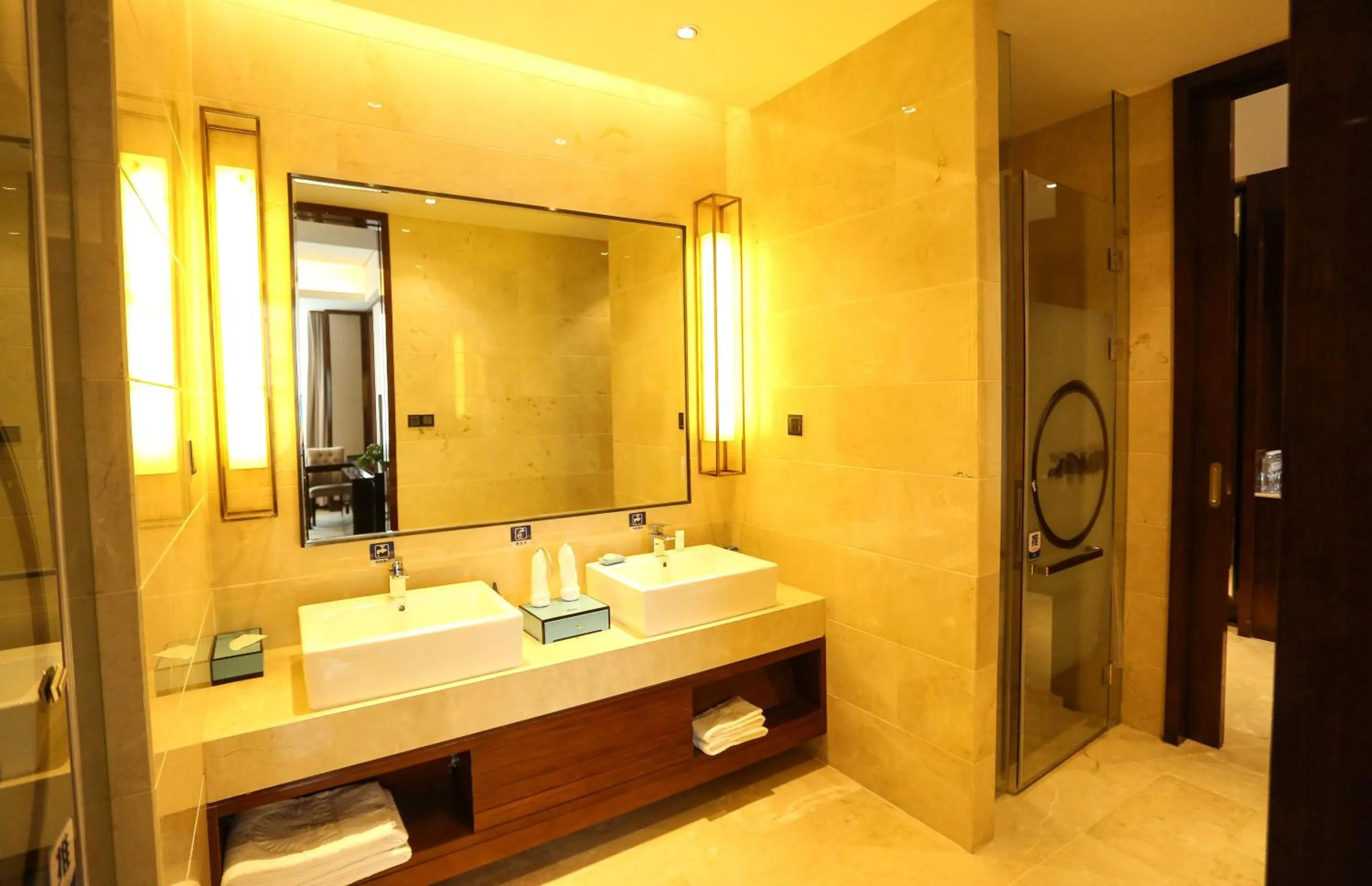 Bathroom in Days Hotel by Wyndham Shanxi Xinzhou