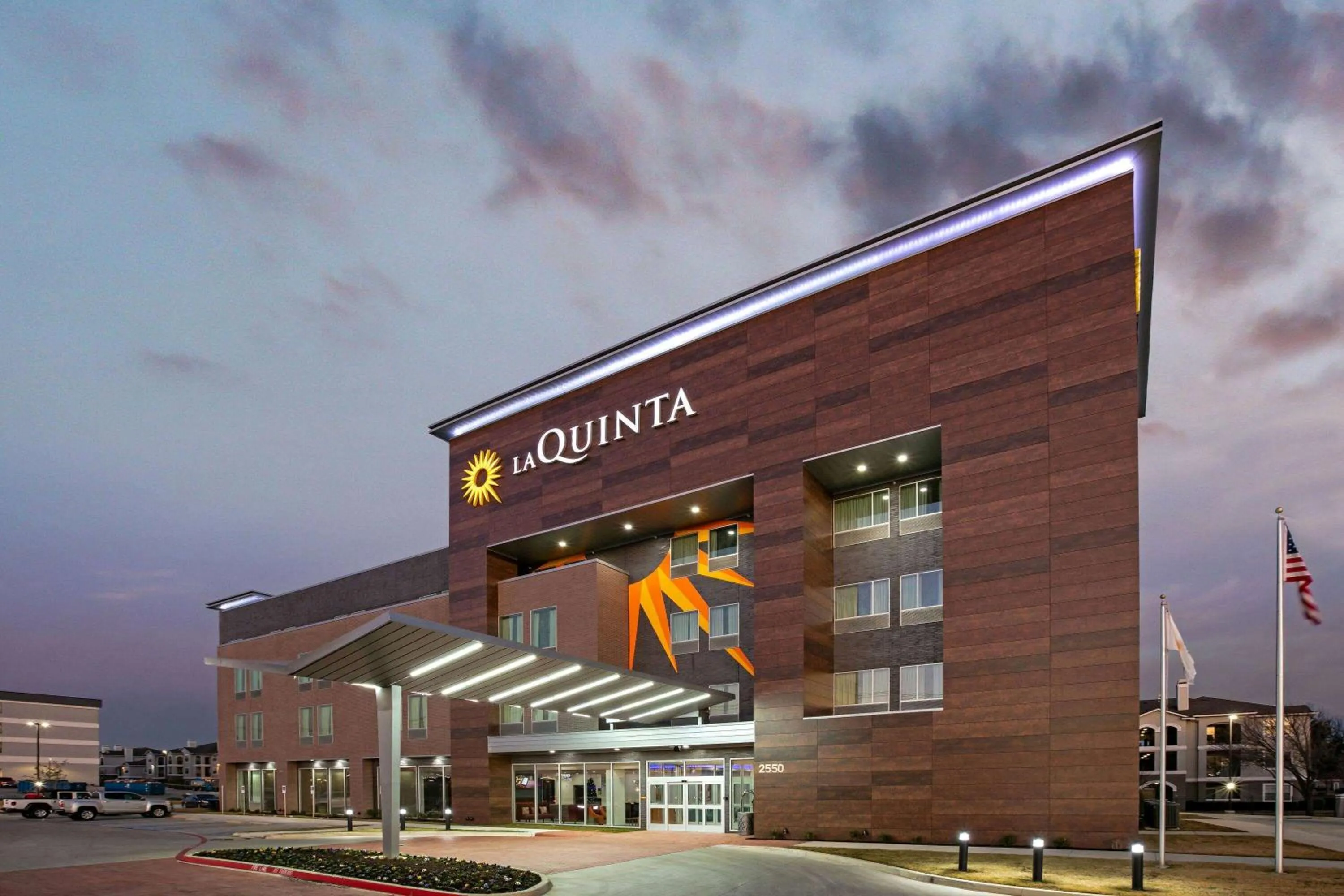 Property building in La Quinta Inn & Suites DFW West-Glade-Parks