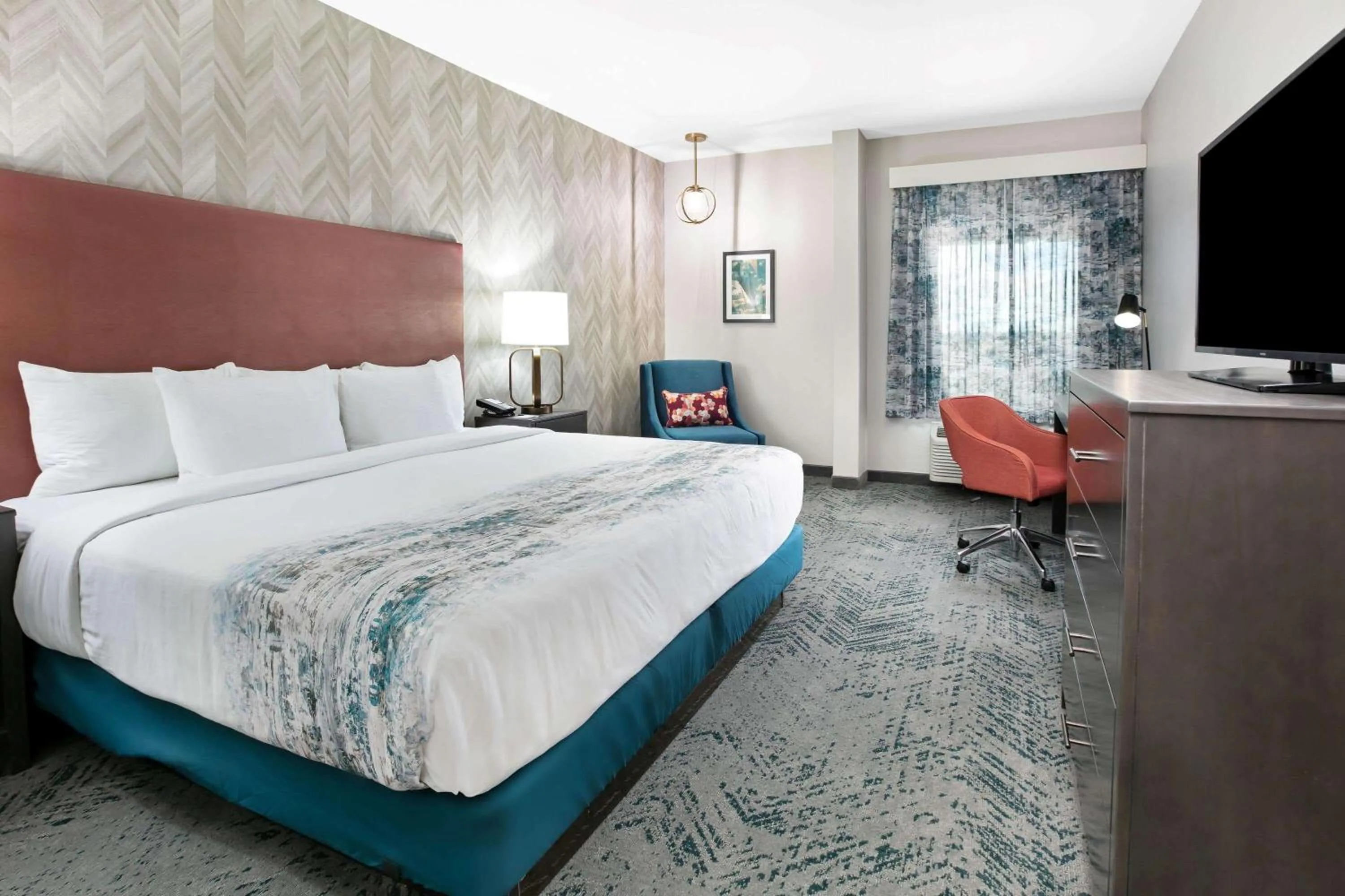 Photo of the whole room, Bed in La Quinta Inn & Suites DFW West-Glade-Parks