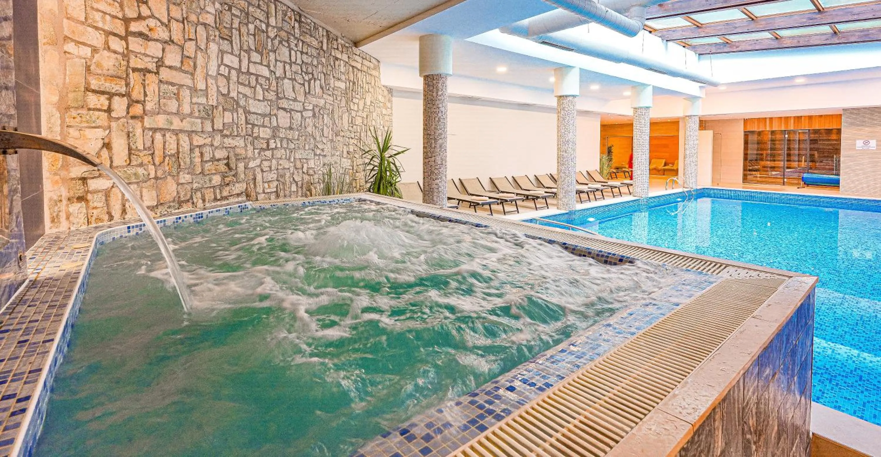 Hot Tub in Predela LUX Aparthotel