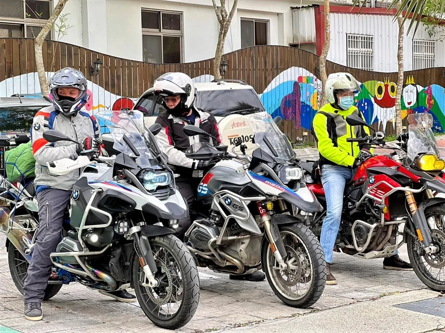 People in Blue Owl-Hualien No 2396-2397-2398-2399