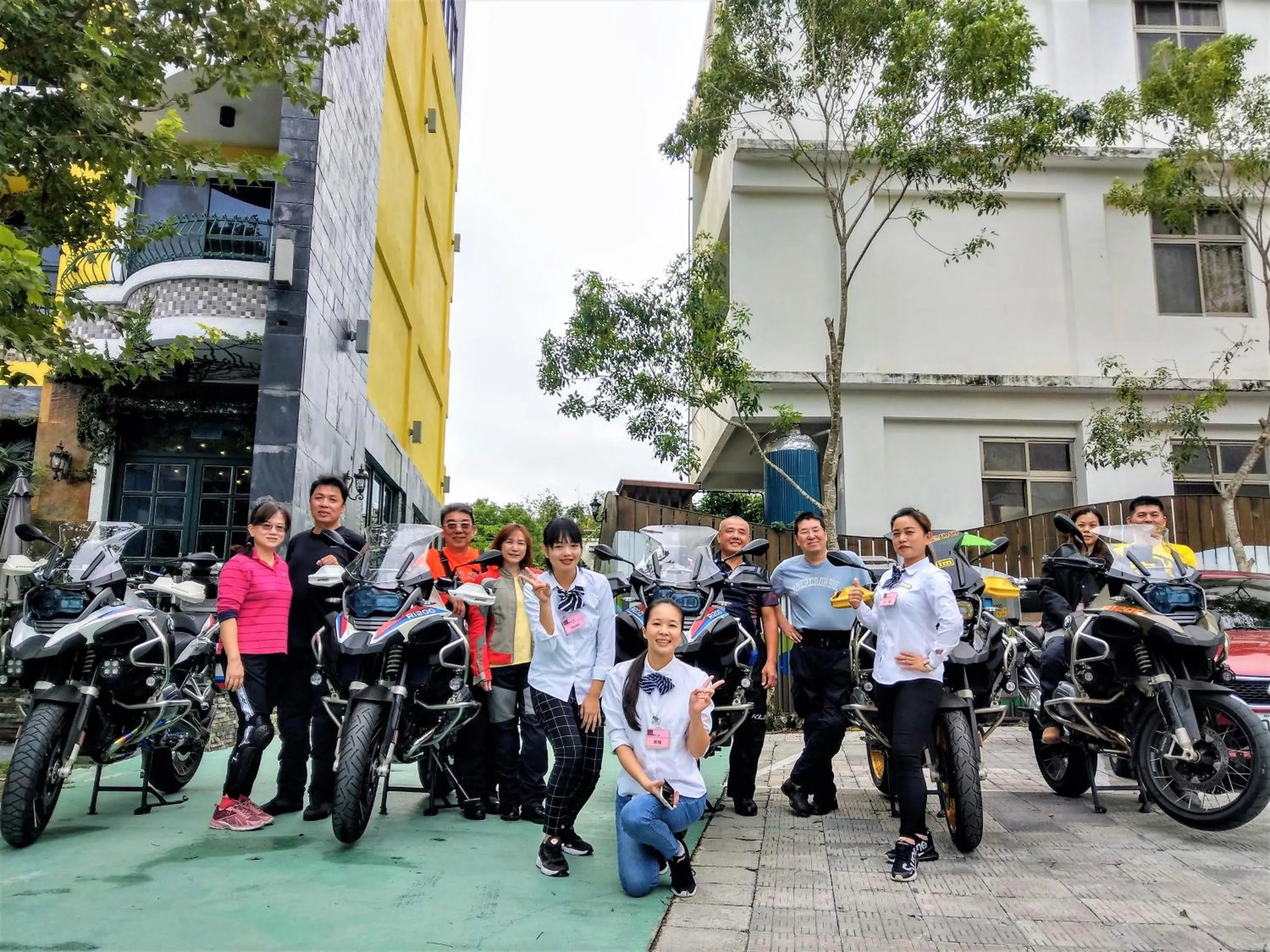 People in Blue Owl-Hualien No 2396-2397-2398-2399